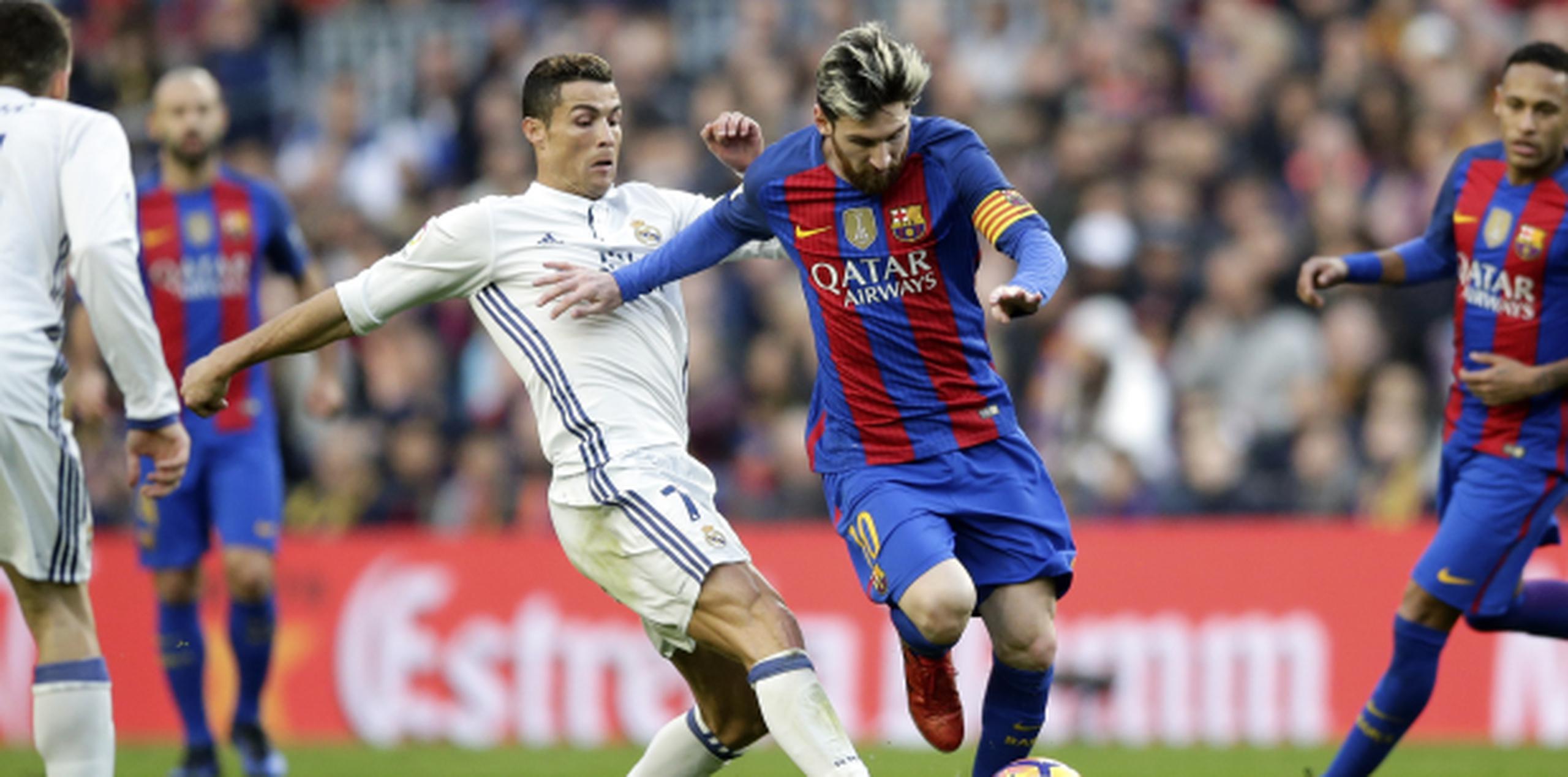 Cristiano Ronaldo y Lionel Messi durante el partido. (AP / Manu Fernández)
