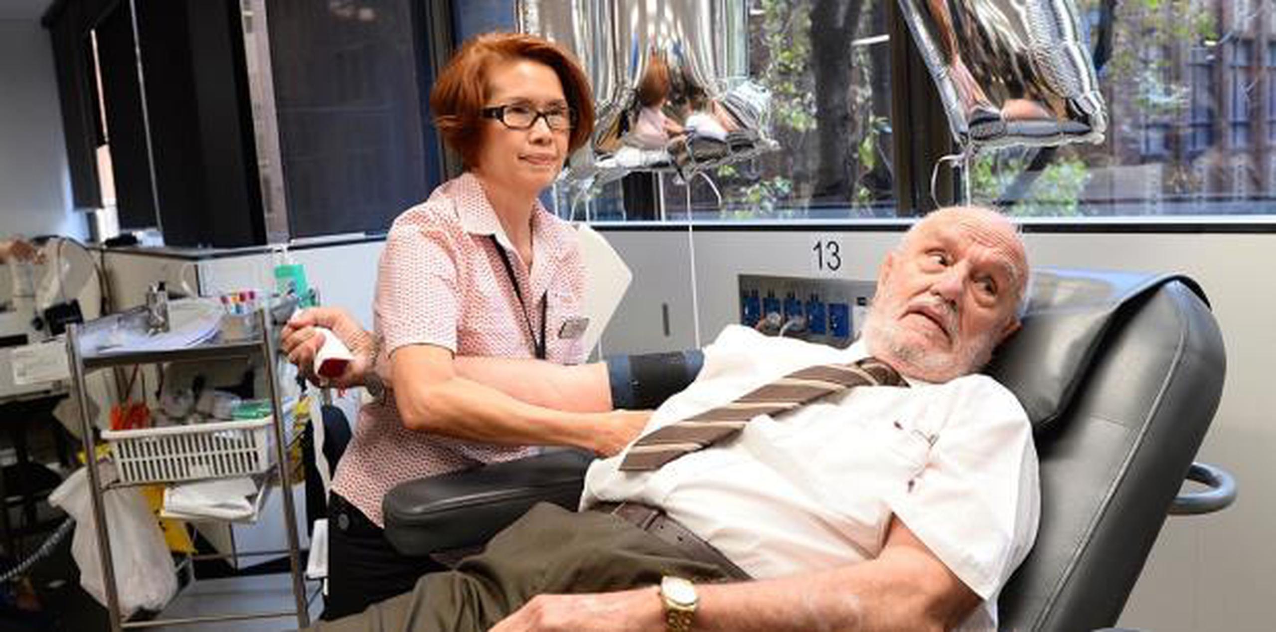 El australiano decidió convertirse en donante luego de someterse a una cirugía de tórax en la cual dependió de las transfusiones de sangre de otras personas para salvar su vida. (AP)