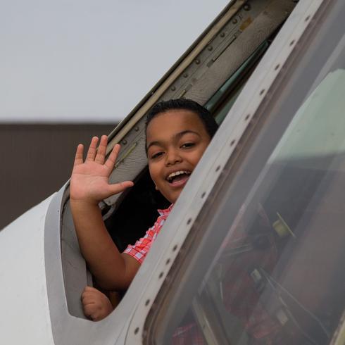 ¡Sorpresa! Niño boricua se emociona al montarse en avión de FedEx
