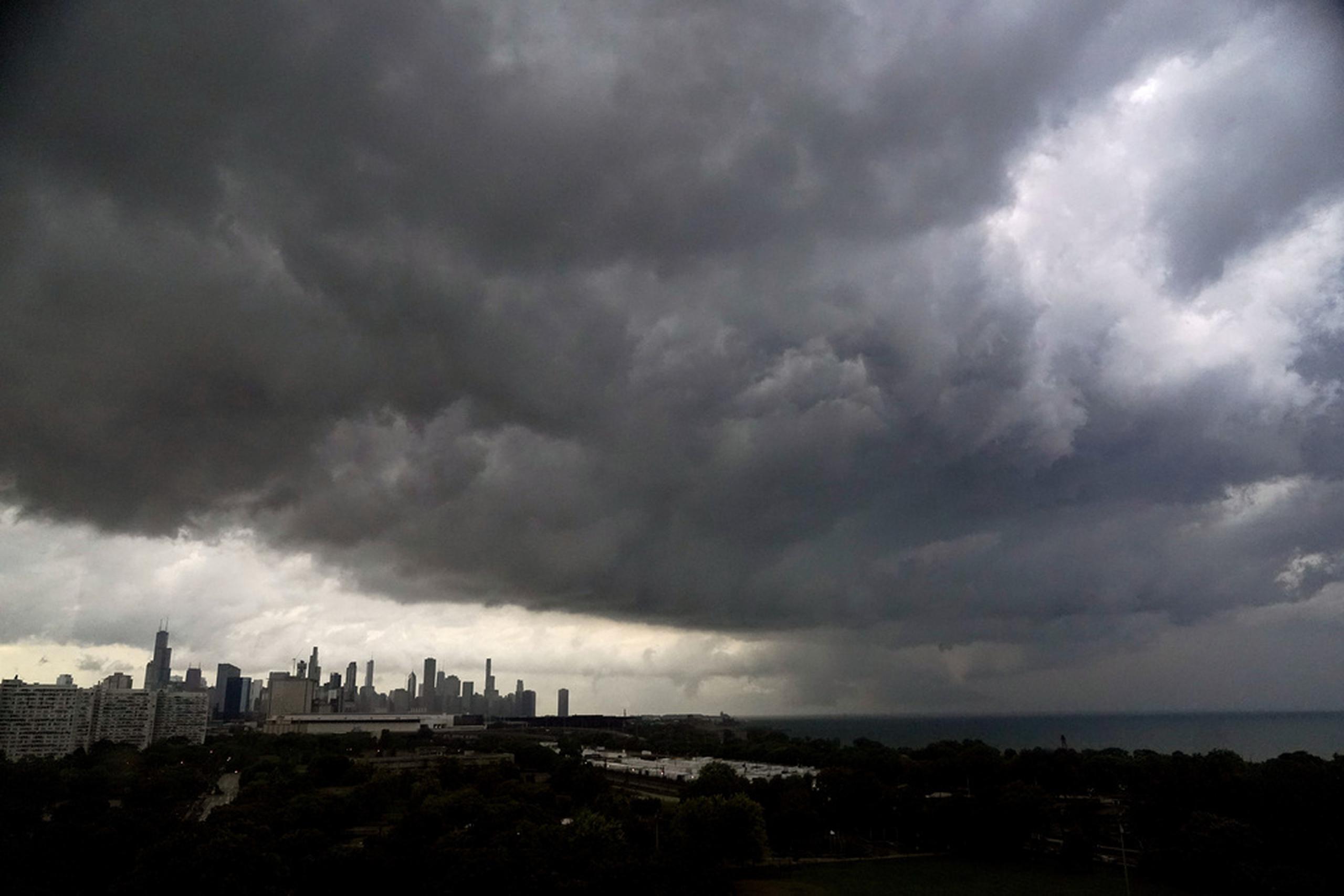Nubes de tormenta se desplazaron sobre el centro de Chicago y el vecindario Bronzeville el miércoles, dirigiéndose al este sobre el Lago Michigan.