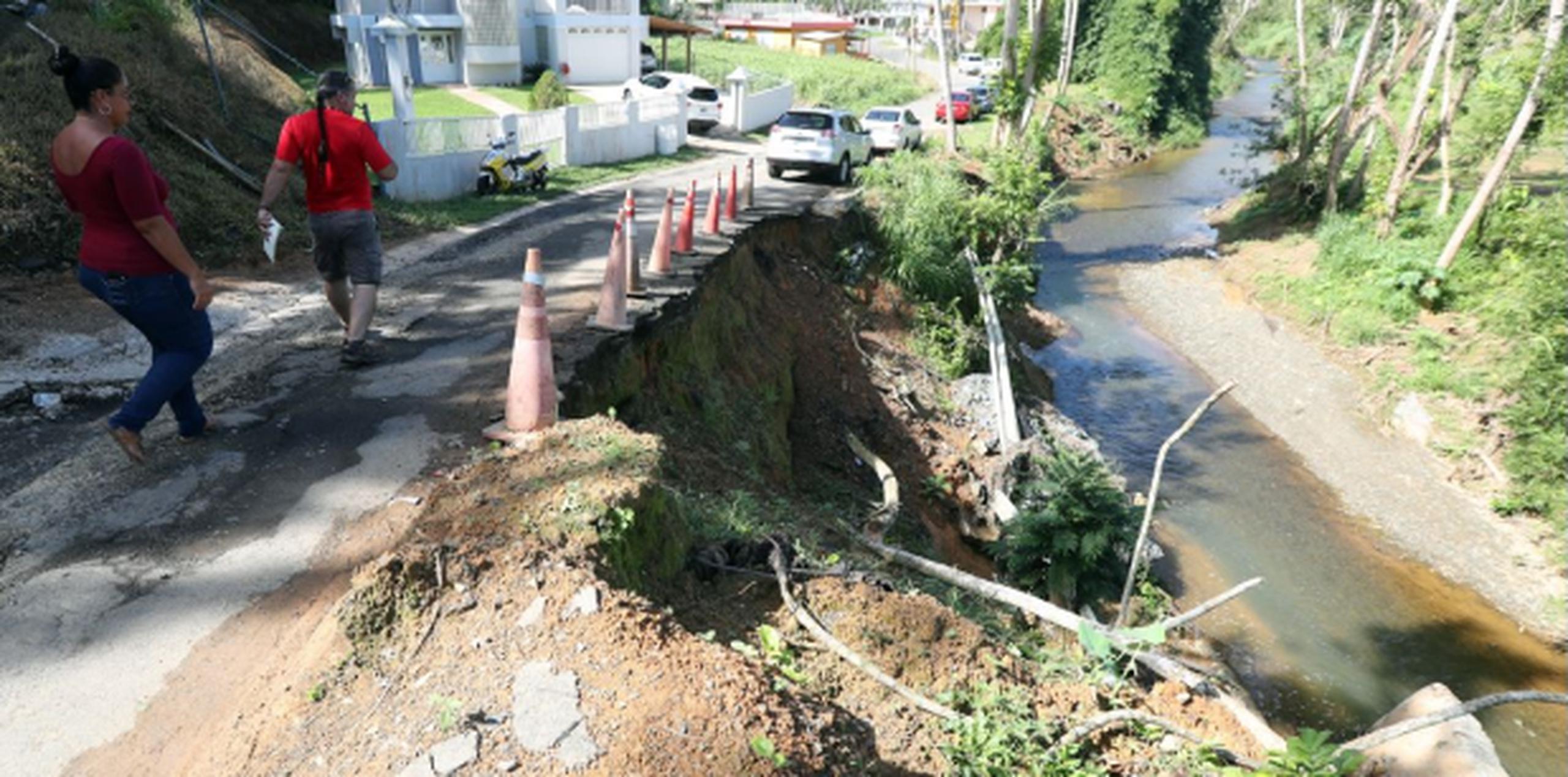 Desde el embate del huracán María, con la crecida del río se cayó parte del muro que servía de soporte a los cimientos de la estrecha carretera. (juan.martinez@gfrmedia.com)
