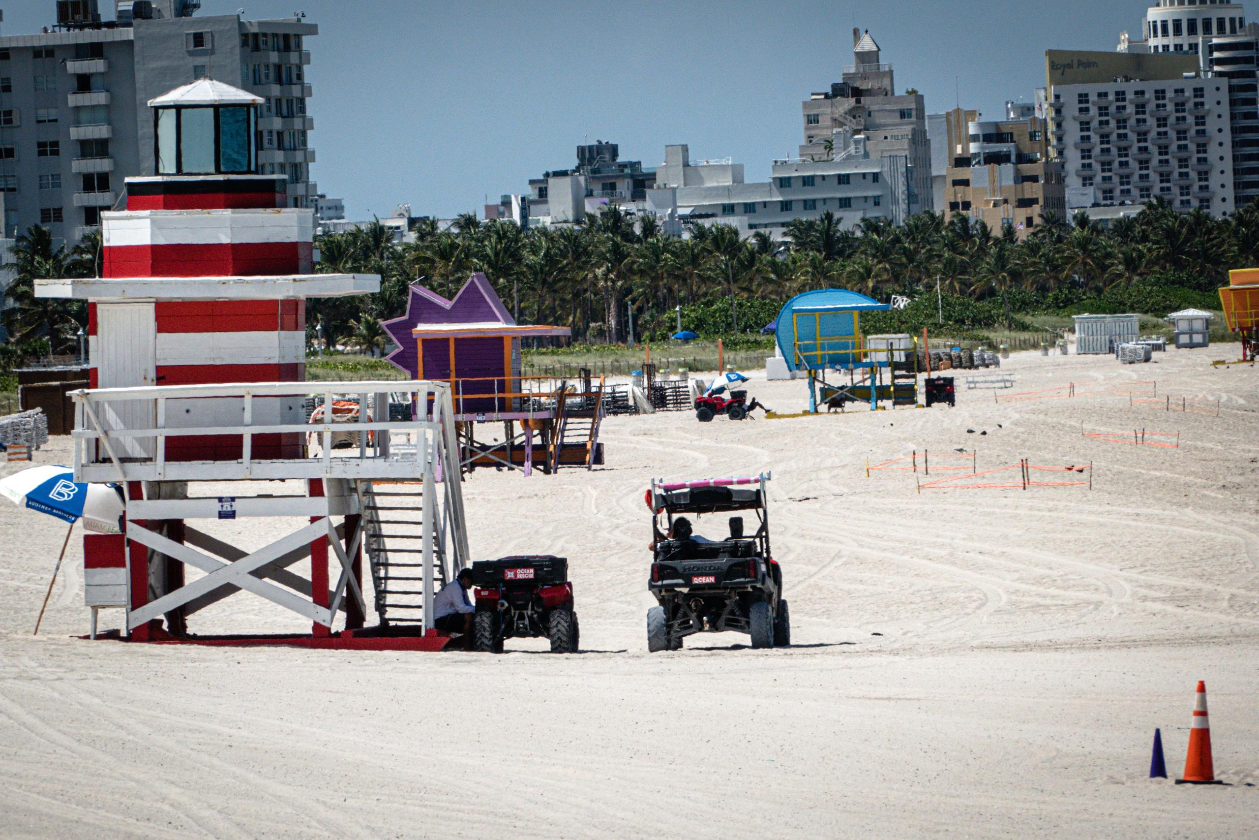 Debido a los casos nuevos diarios de la COVID-19, el alcalde del condado de Miami Dade, Carlos Giménez, ha cerrado las playas durante el fin de semana largo del 4 de Julio, Día de la Independencia de EE.UU.