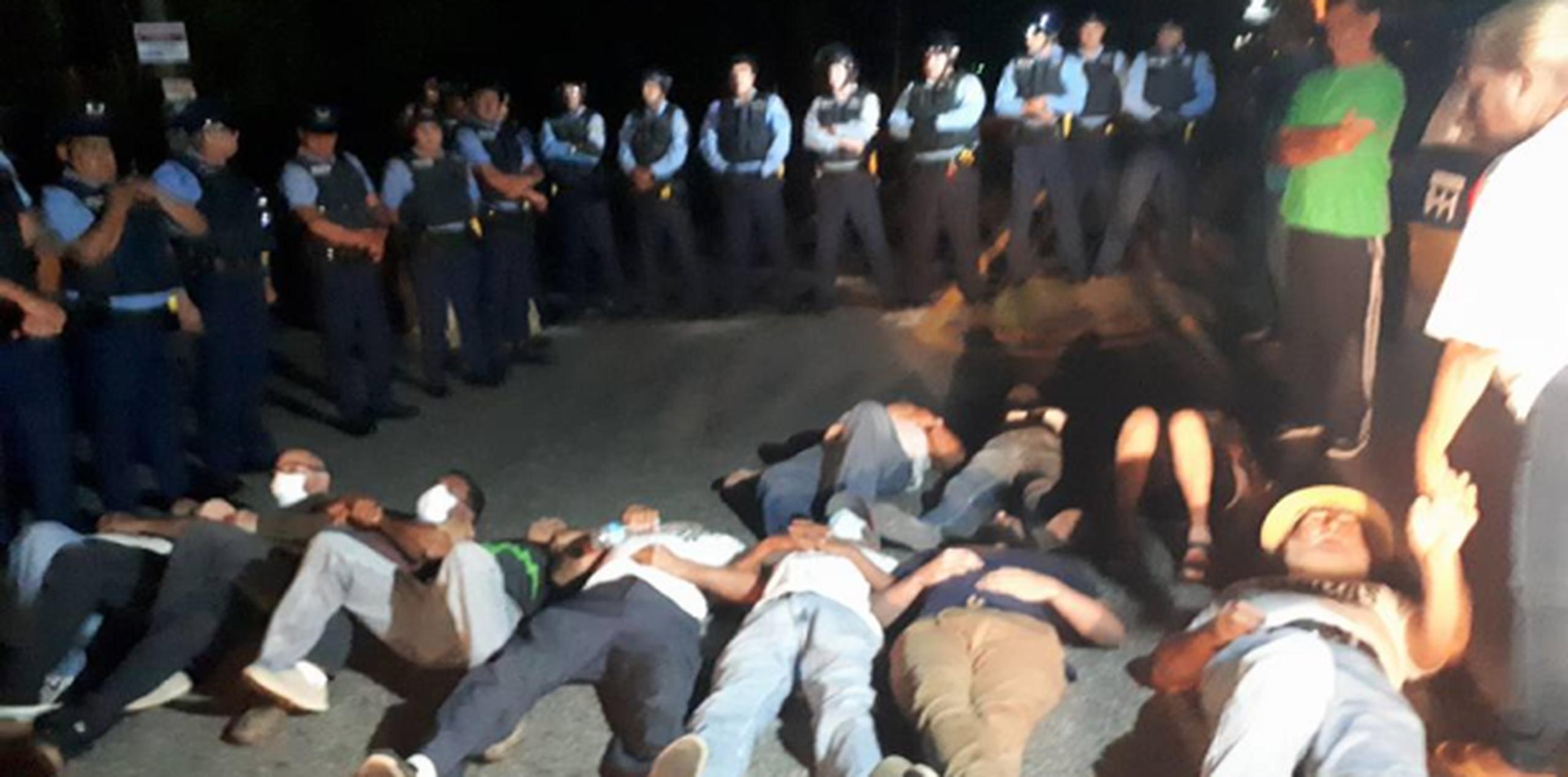 Los manifestantes no dudaron en tumbarse en el suelo para evitar el paso de los camiones al vertedero. Según indicaron, la actitud de la Policía “fue de burla, bien hostil...”. (Suministrada)