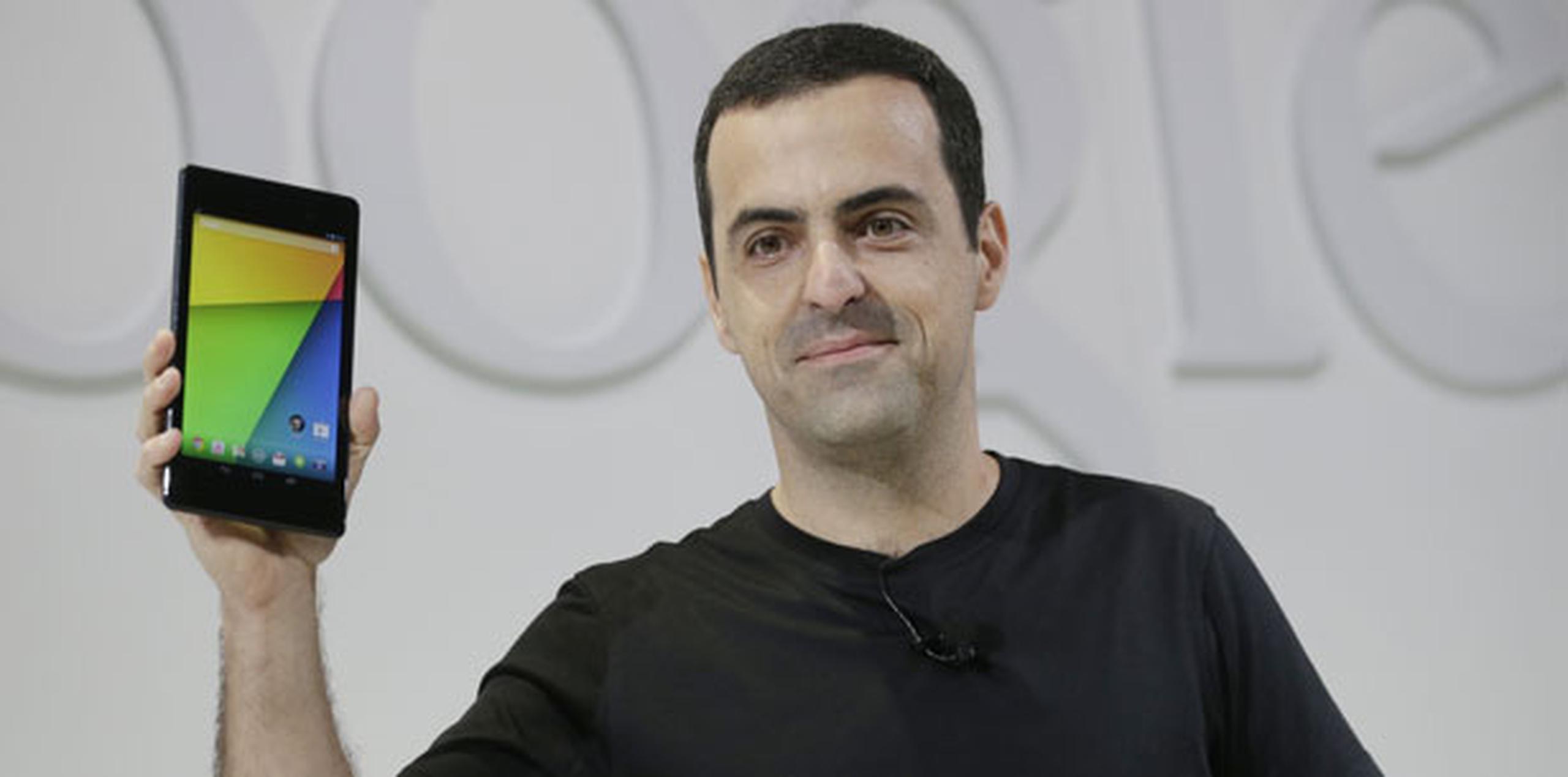 Hugo Barra, de Google, junto a la nueva Nexus 7. (Prensa Asociada /Marcio Jose Sanchez)