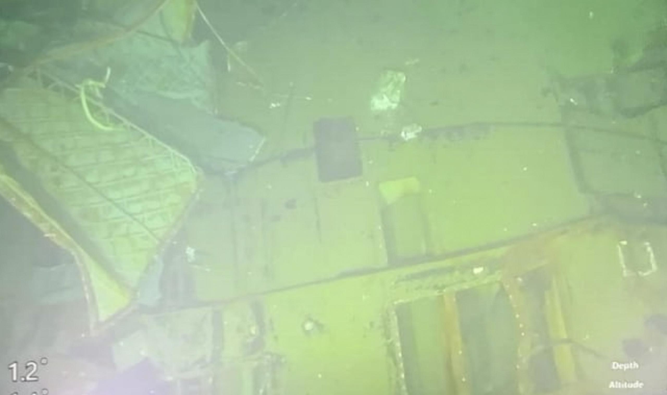 Un robot subacuático equipado con cámaras encontró al submarino partido en por lo menos tres partes sobre el lecho marino a una profundidad de 2,750 pies, dijo el almirante Yudo Margono, el jefe del Estado Mayor del Ejército.