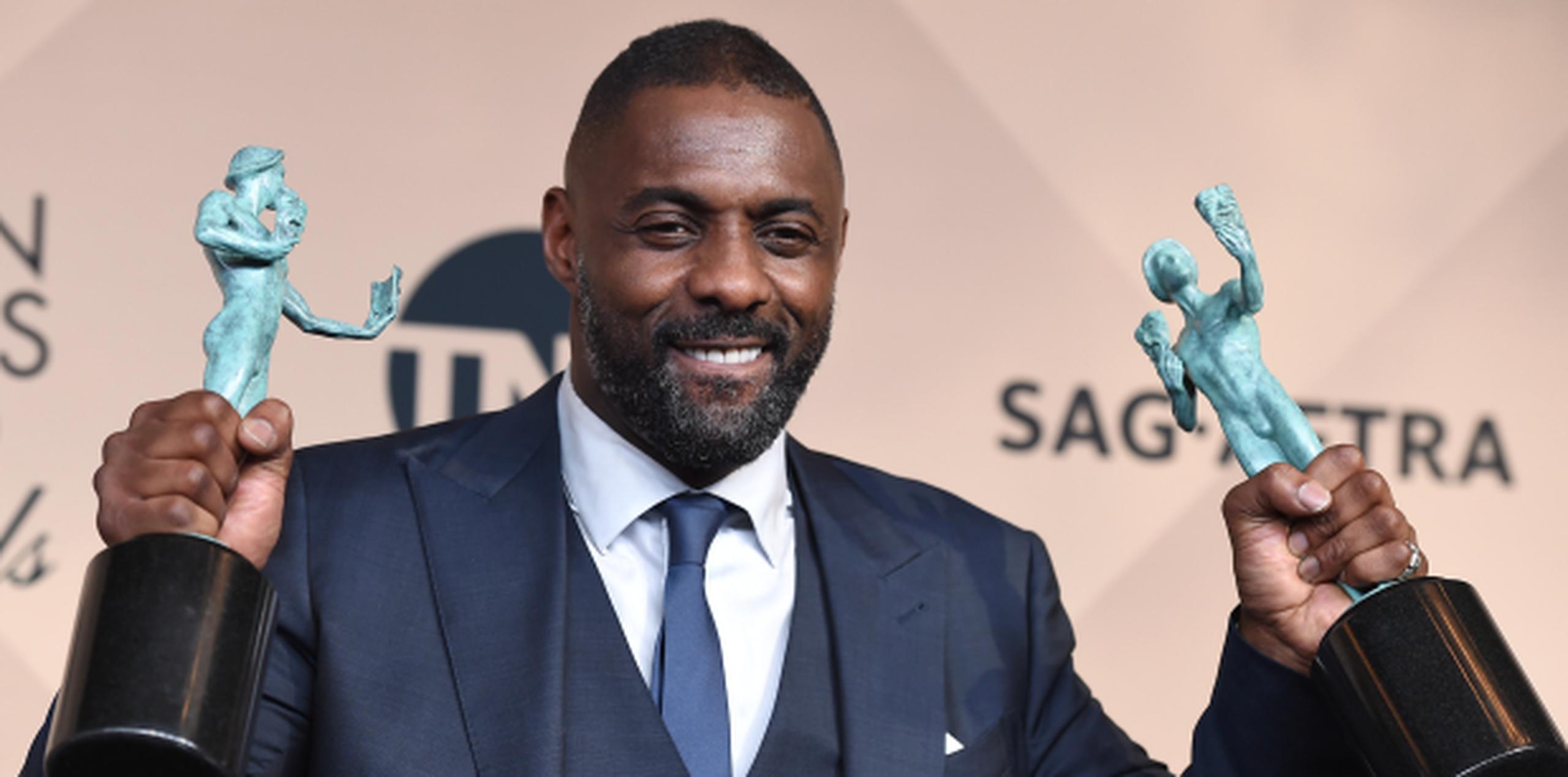 Idris Elba posa con sus dos Premios SAG, a mejor actor de reparto por “Beasts of No Nation” y mejor actor en una miniserie o película hecha para TV por “Luther”. (AP)