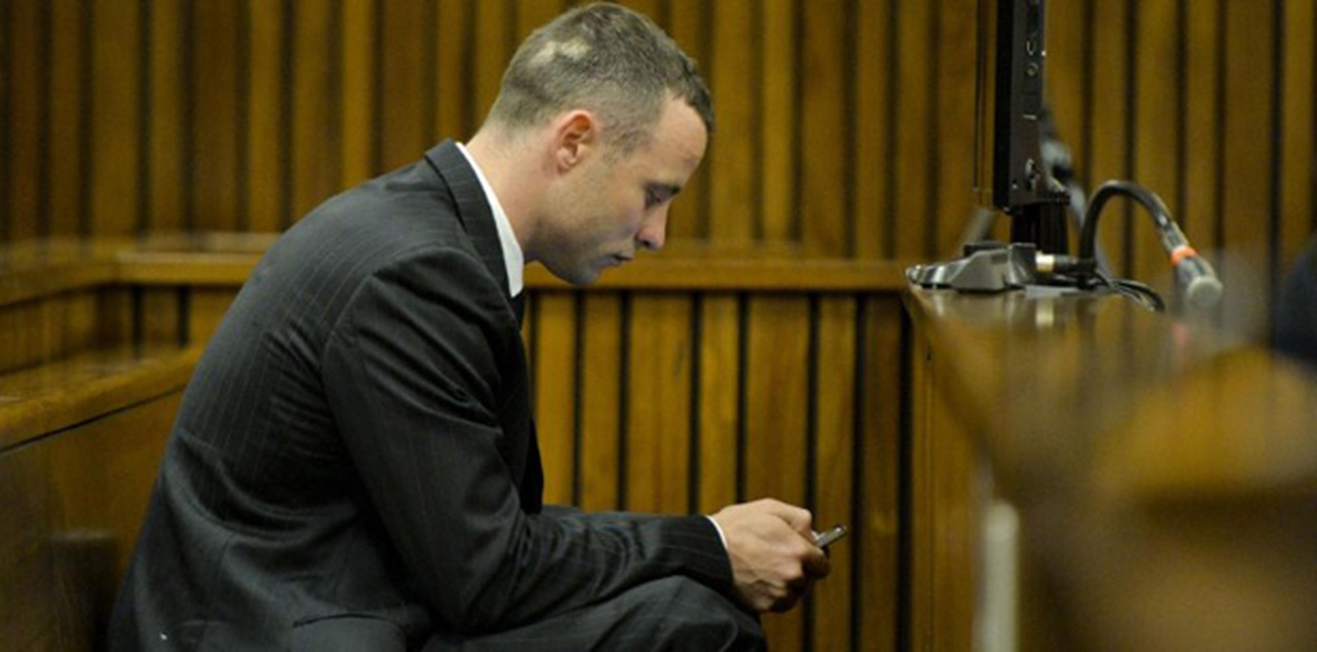 Pistorius dice que le disparó a Steenkamp por error, temeroso de que se trata de un intruso que había entrado a su casa. (AFP)
