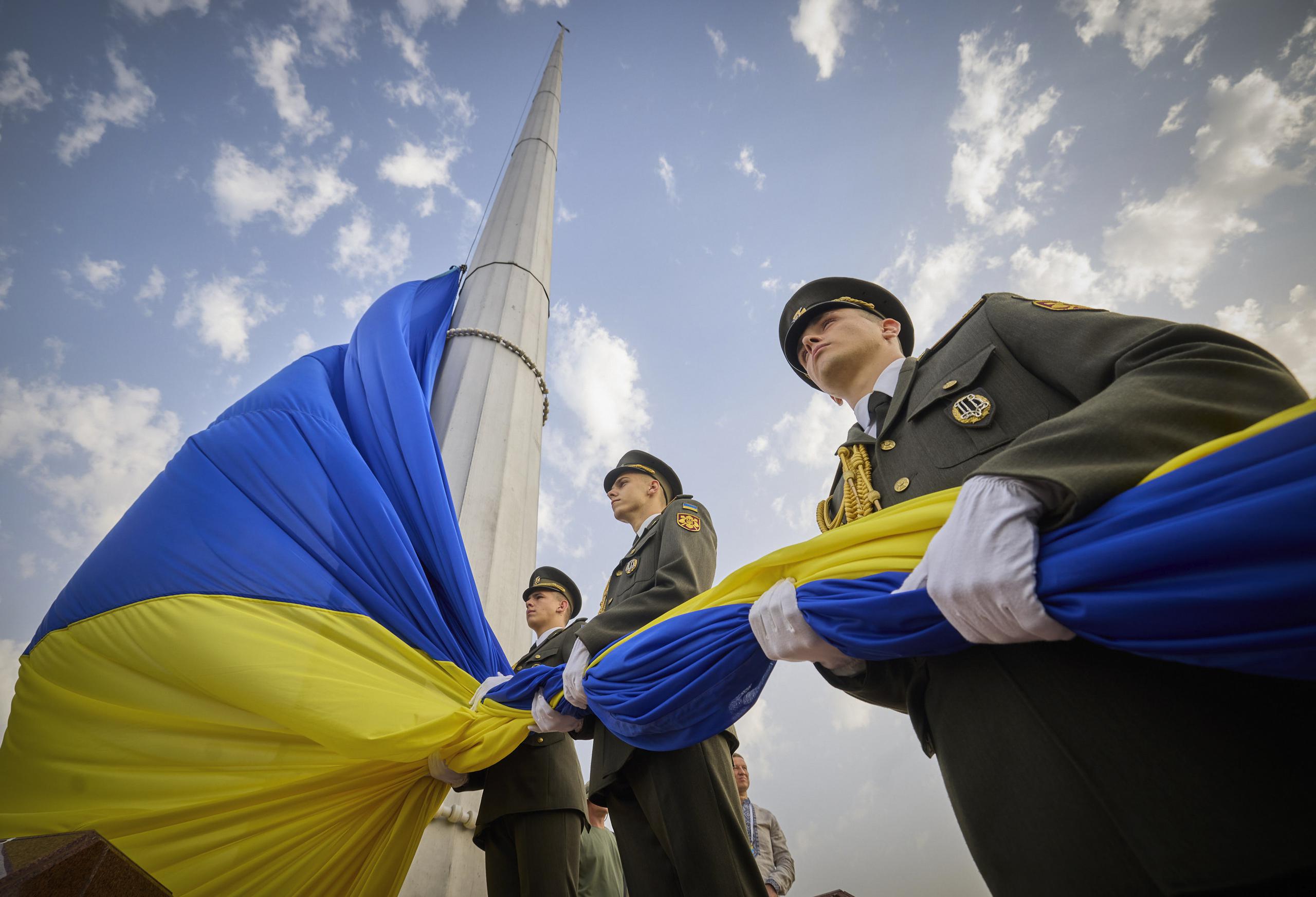 En esta imagen, proporcionada por la oficina de prensa de la presidencia de Ucrania, soldados de la guardia de honor se preparan para izar la bandera nacional durante la celebración del Día Nacional de la Bandera, en Kiev, Ucrania, el 23 de agosto de 2022. (Oficina de prensa de la presidencia de Ucrania vía AP)