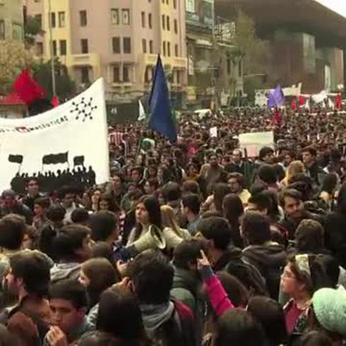Estudiantes chilenos marchan y exigen condonación de deudas 