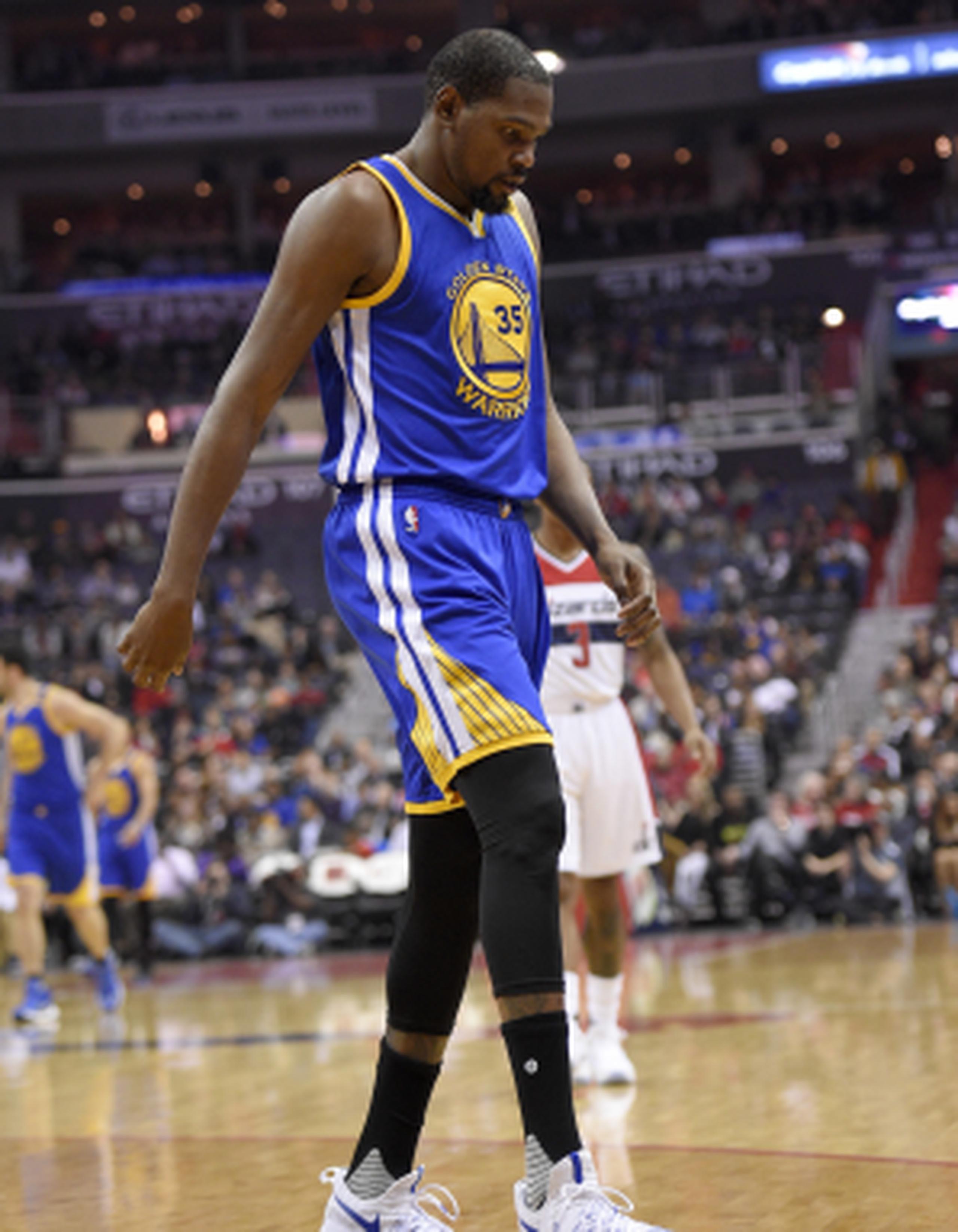 Los Warriors anunciaron hoy que la lesión sufrida por Durant es un desgarre de grado 2 en el ligamento colateral medial de su rodilla izquierda. (AP)