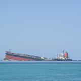 Se parte en dos el carguero que vertió petróleo en aguas de Mauricio 