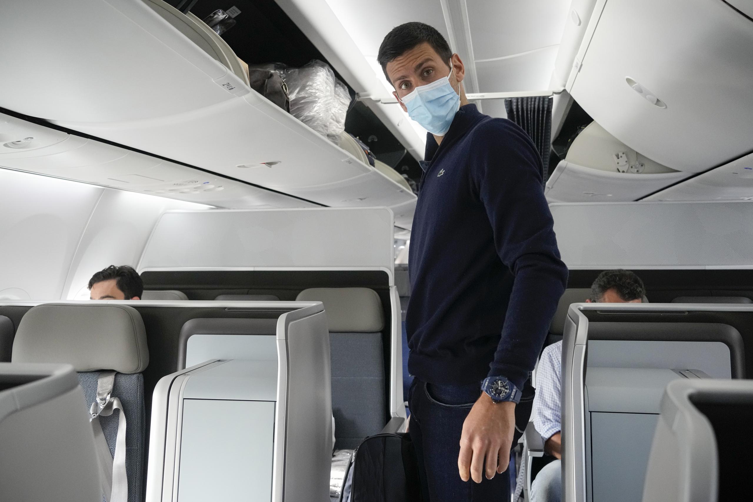 En esta imagen de archivo, Novak Djokovic se prepara para sentarse en un avión rumbo a Belgrado, en Dubái, Emiratos Árabes Unidos, el 17 de enero de 2022. (AP Foto/Darko Bandic, archivo)