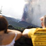 La Palma espera explosiones y gases nocivos cuando la lava llegue al mar