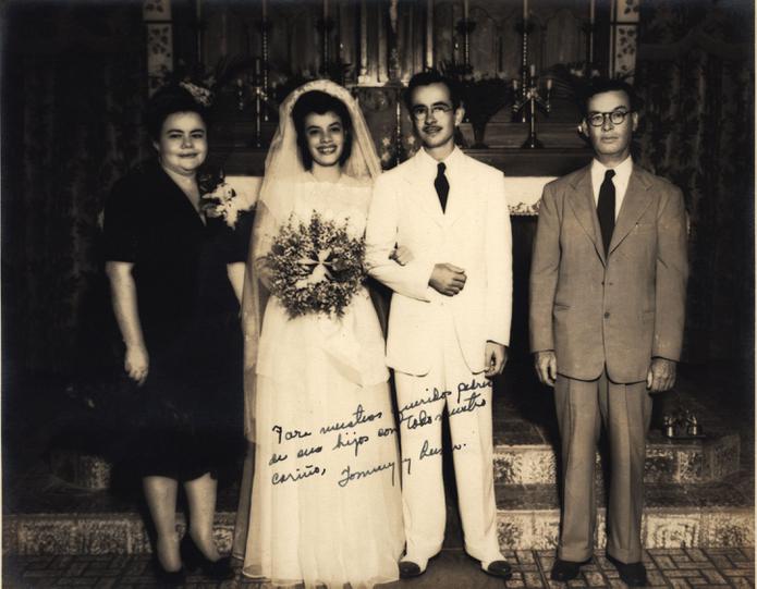Monserrate Ramírez (doña Nena, mamá don Tommy), doña Luzie, don Tommy y Gerardo García de  la Noceda (papá de doña Luzie), en la boda celebrada en 1944.