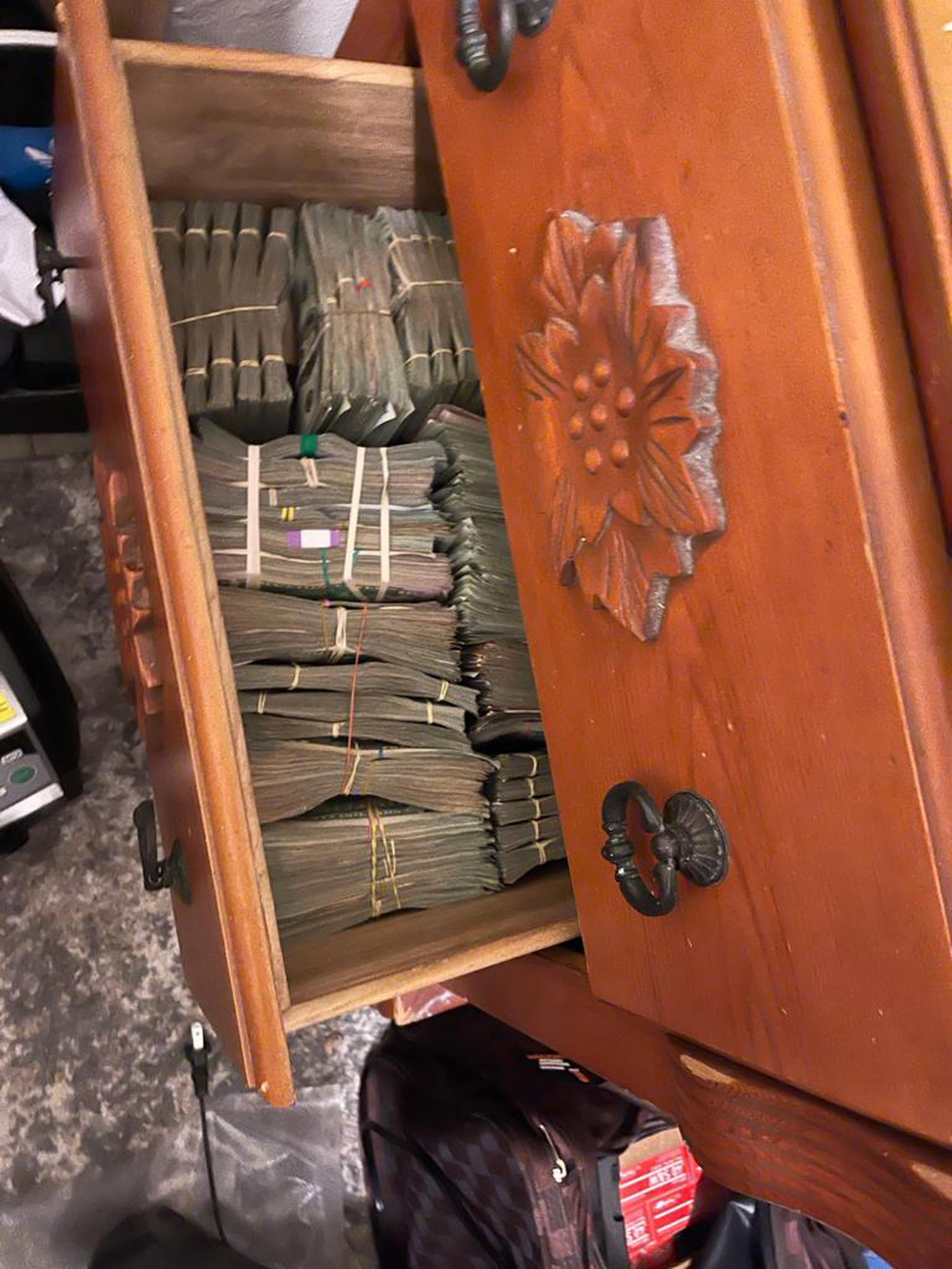 Parte del cargamento de drogas, armas y dinero incautado en residencia de San Juan.