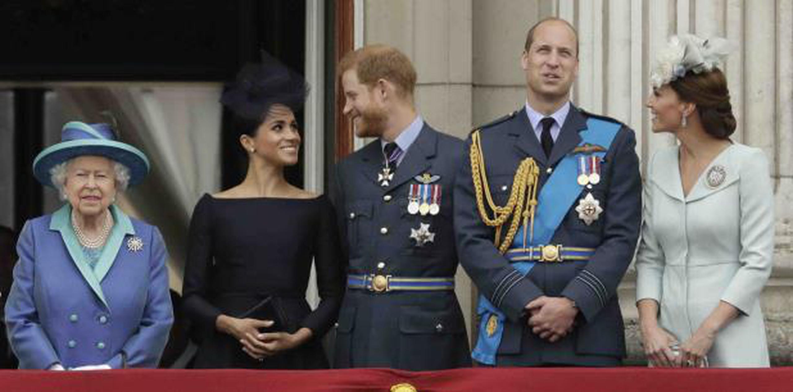 De izquierda a derecha, la reina Isabel II, Meghan la duquesa de Sussex, el príncipe Enrique, el príncipe Guillermo y Kate, la duquesa de Cambridge. (AP / Matt Dunham)