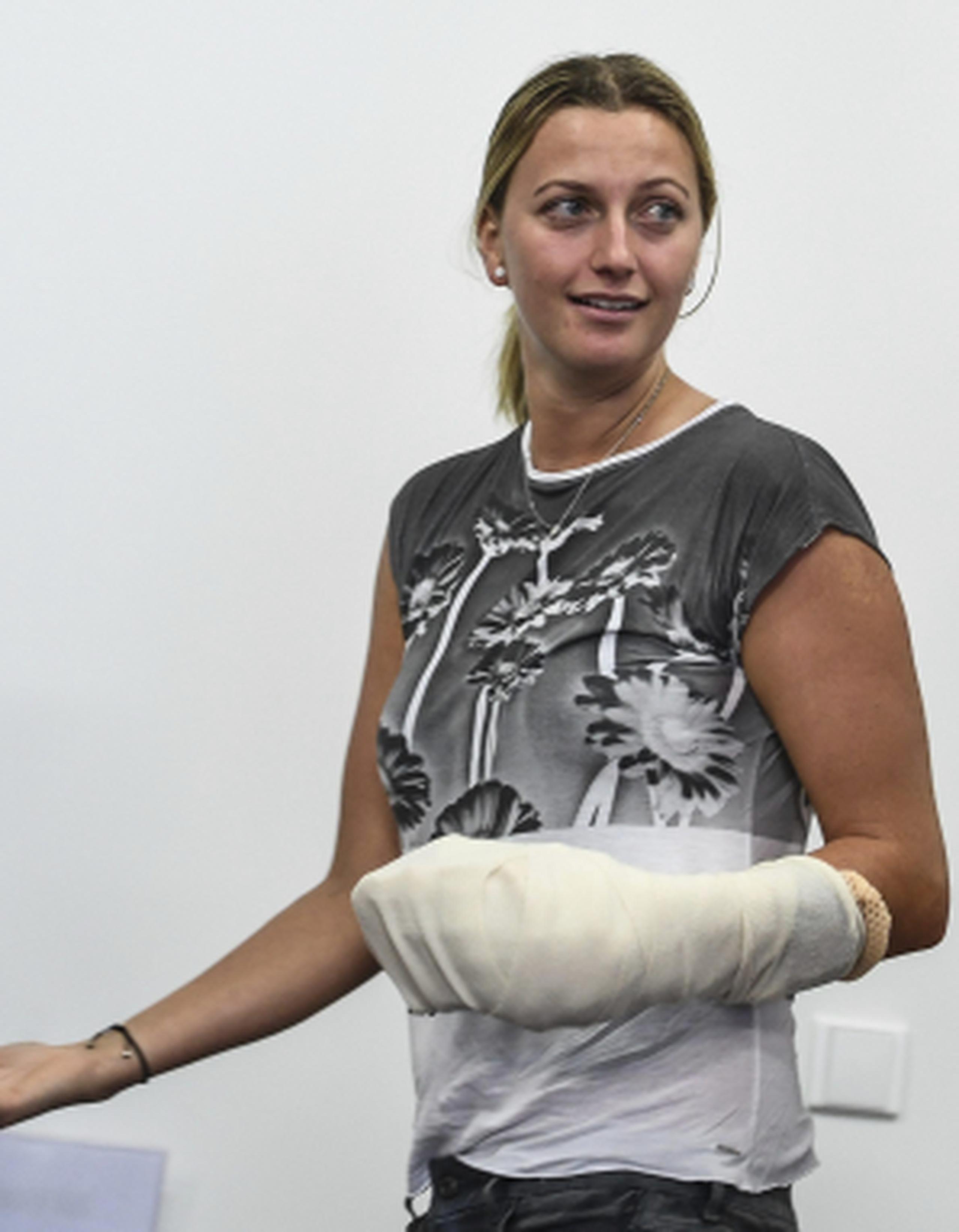 Kvitova estará al menos seis meses apartada de la competición, tras haber sido sometida a una operación en la mano izquierda para tratar las heridas de arma blanca que sufrió durante un ataque en su domicilio. (EFE / Filip Singer)
