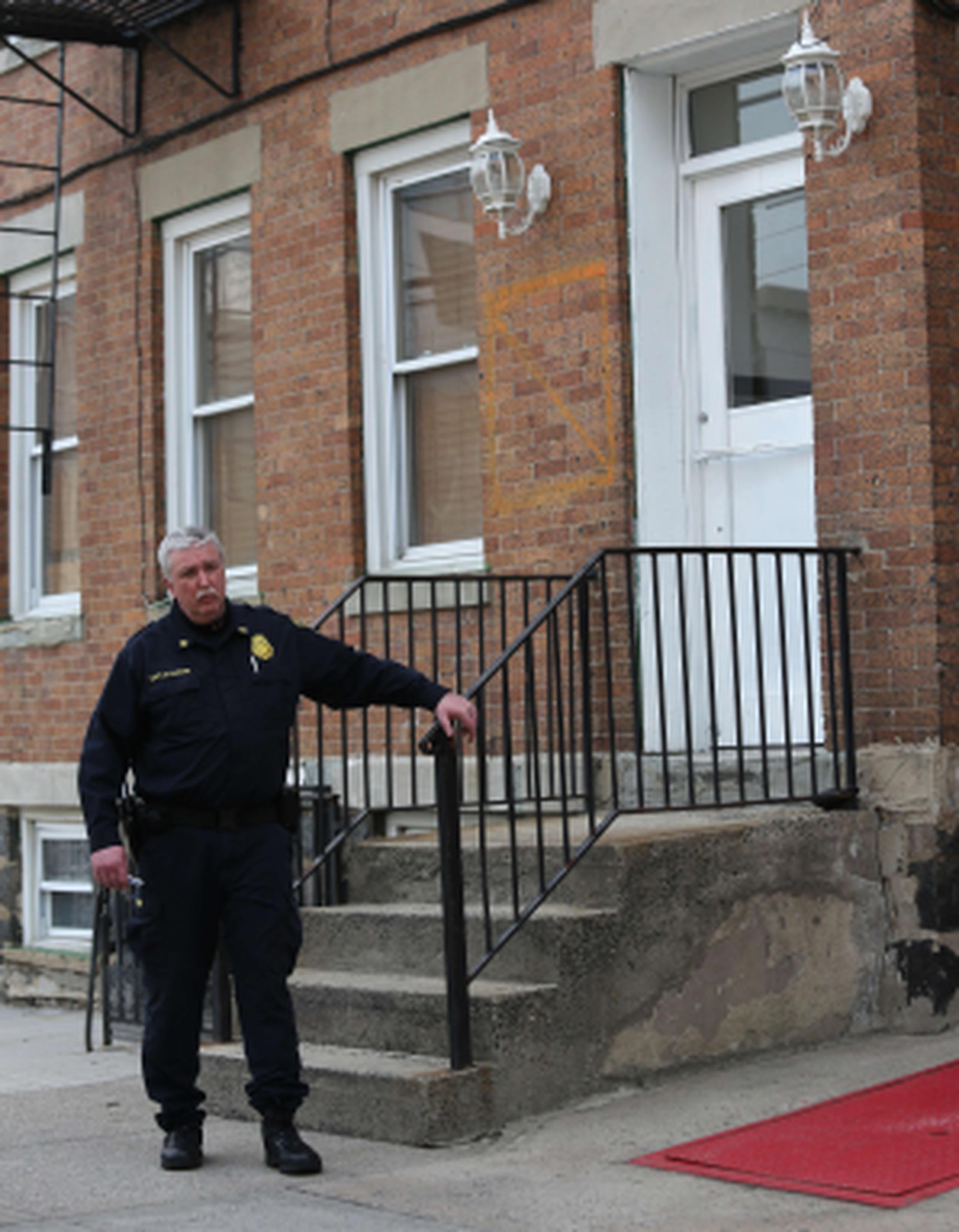 Un policía vigila la entrada del edificio donde vive Alina Tsarnaeva. (AFP)
