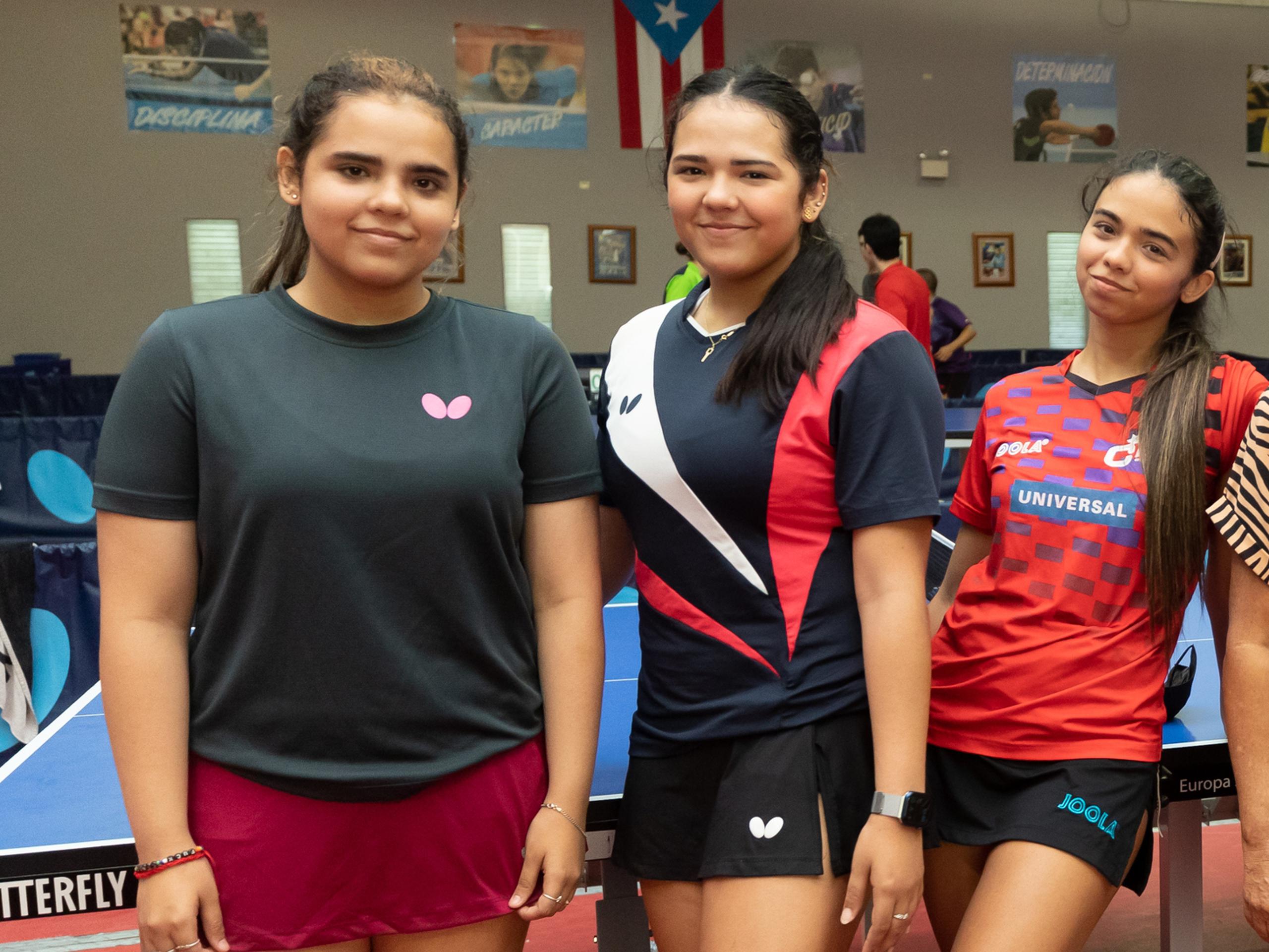 Primera desde la izquierda, Fabiola Díaz jugará con las Spinners de Seattle en la Major League Table Tennis, y se une a sus hermanas Adriana y Melanie como jugadora en ligas profesionales.