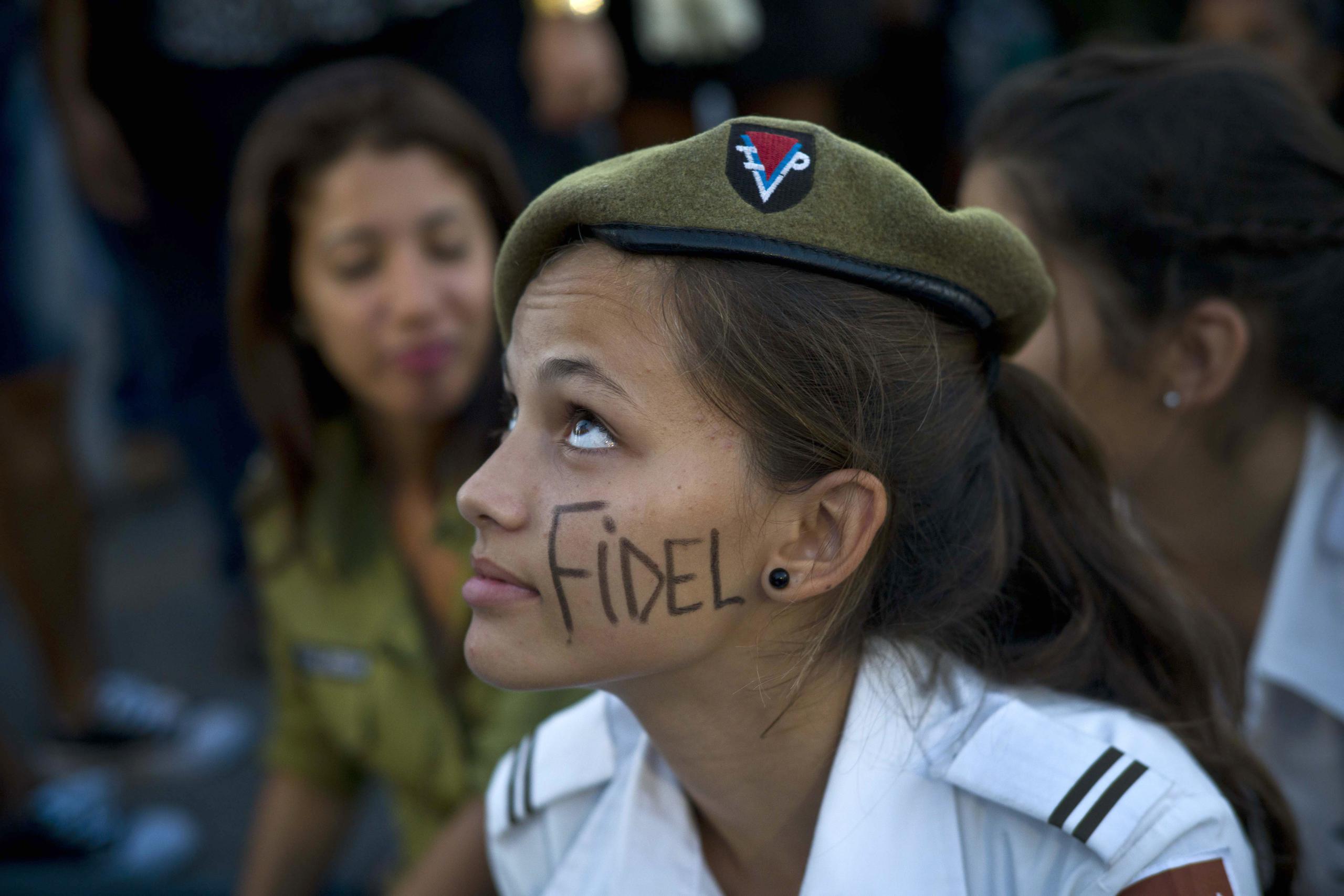 Una cadete participa del desfile fúnebre de Fidel Castro. (AP)