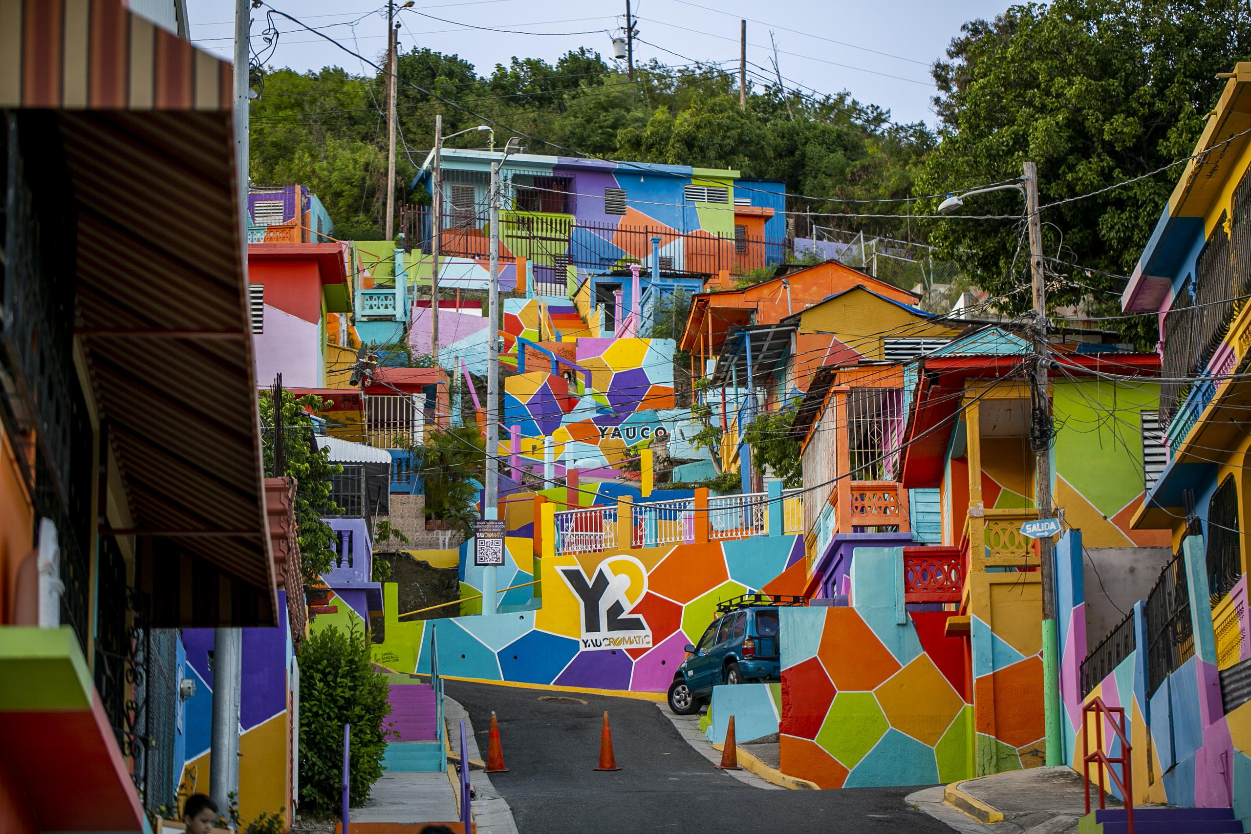 La idea comenzó en el Cerro de Yauco, donde se pintaron 936 residencias, que se pueden apreciar desde la autopista.