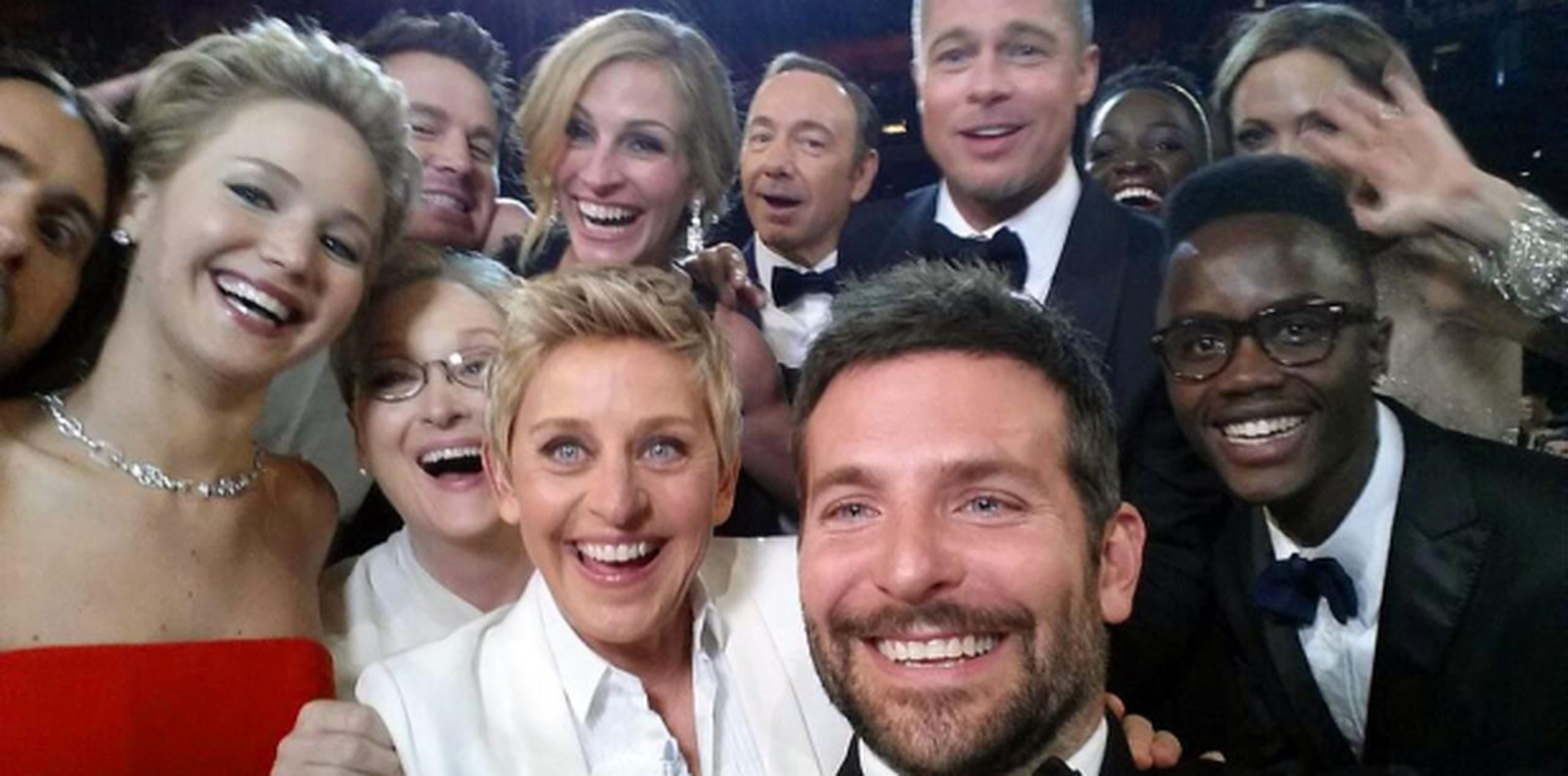 La anfitriona de los Premios de la Academia se paró detrás del actor Bradley Cooper para tomarse una fotografía de ella con varias estrellas. (AP/Ellen DeGeneres)