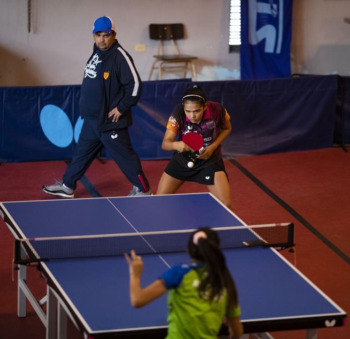 Adriana Díaz, junto a su hermana Melanie, y su padre y entrenador Bladimir Díaz recibieron una invitación para extender su estadía en China y continuar entrenando con la selección nacional de ese país.