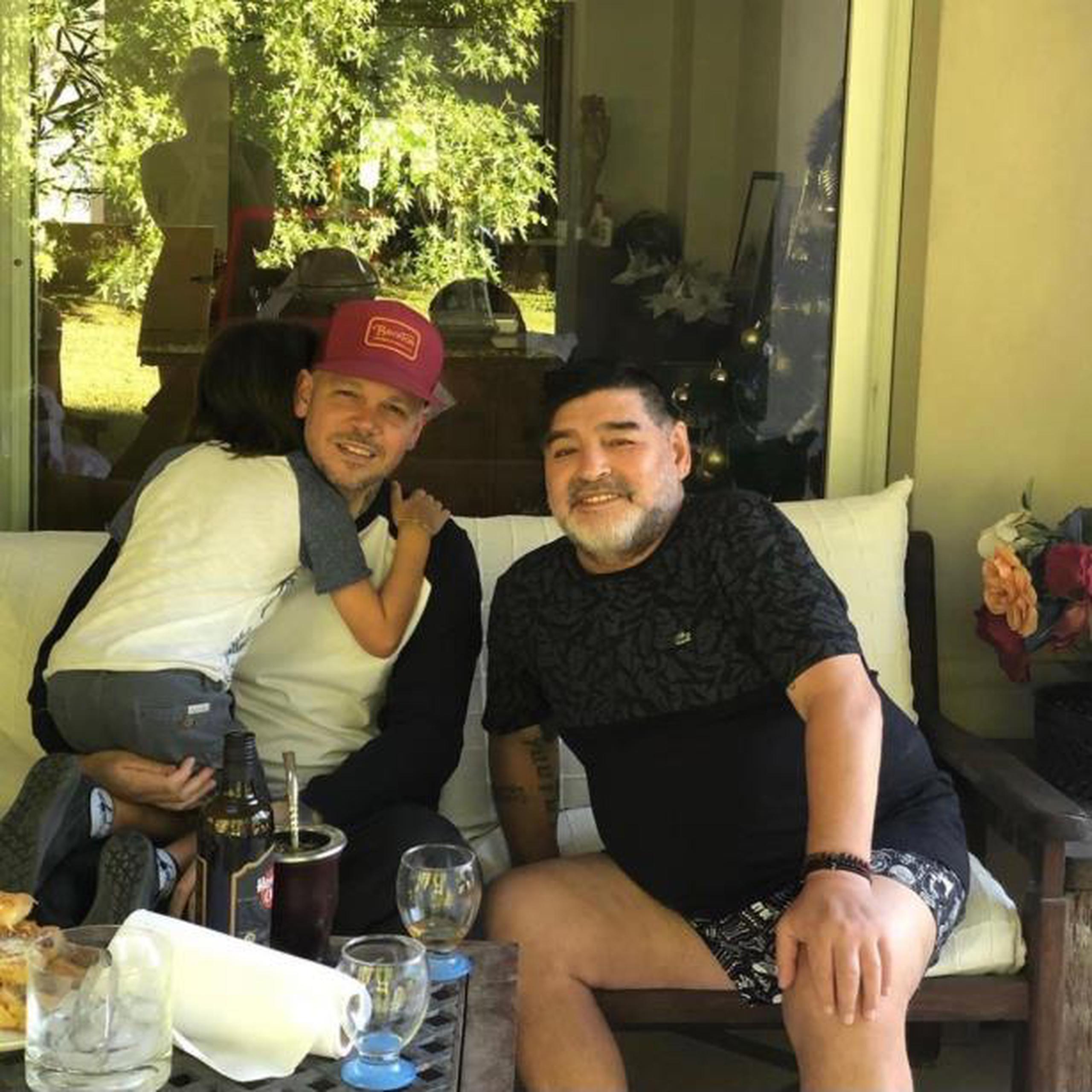 René Perez conoció al estelar futbolista Diego Maradona y llevó a su hijo Milo para que conociera al legendario jugador. (Instagram)