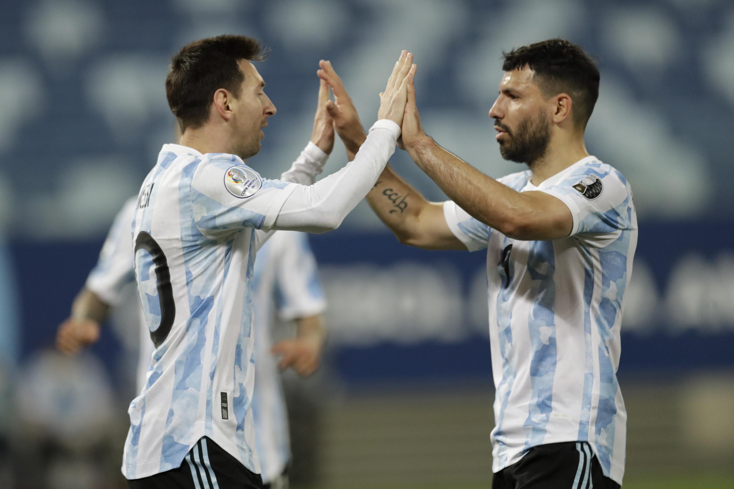 Lionel Messi y Sergio Agüero chocan manos tras otro puntos en el desafío. 