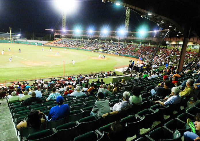 La nueva pista de atletismo del estadio Francisco 'Paquito' Montaner se estrenó durante las Justas de la Liga Atlética Interuniversitaria a principios de mayo. No se juega béisbol allí desde la temporada 2013-14.