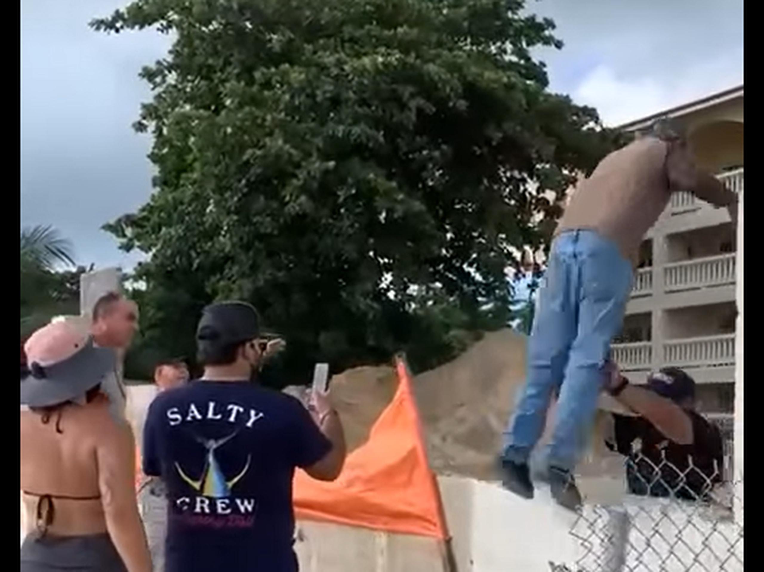 Un vídeo de 30 segundos muestra cuando un guardia de seguridad se acerca a un manifestante  y le empuja ambas piernas, provocando que este cayera sobre la pared de cemento que construyen en el condominio Sol y Playa, en Rincón.