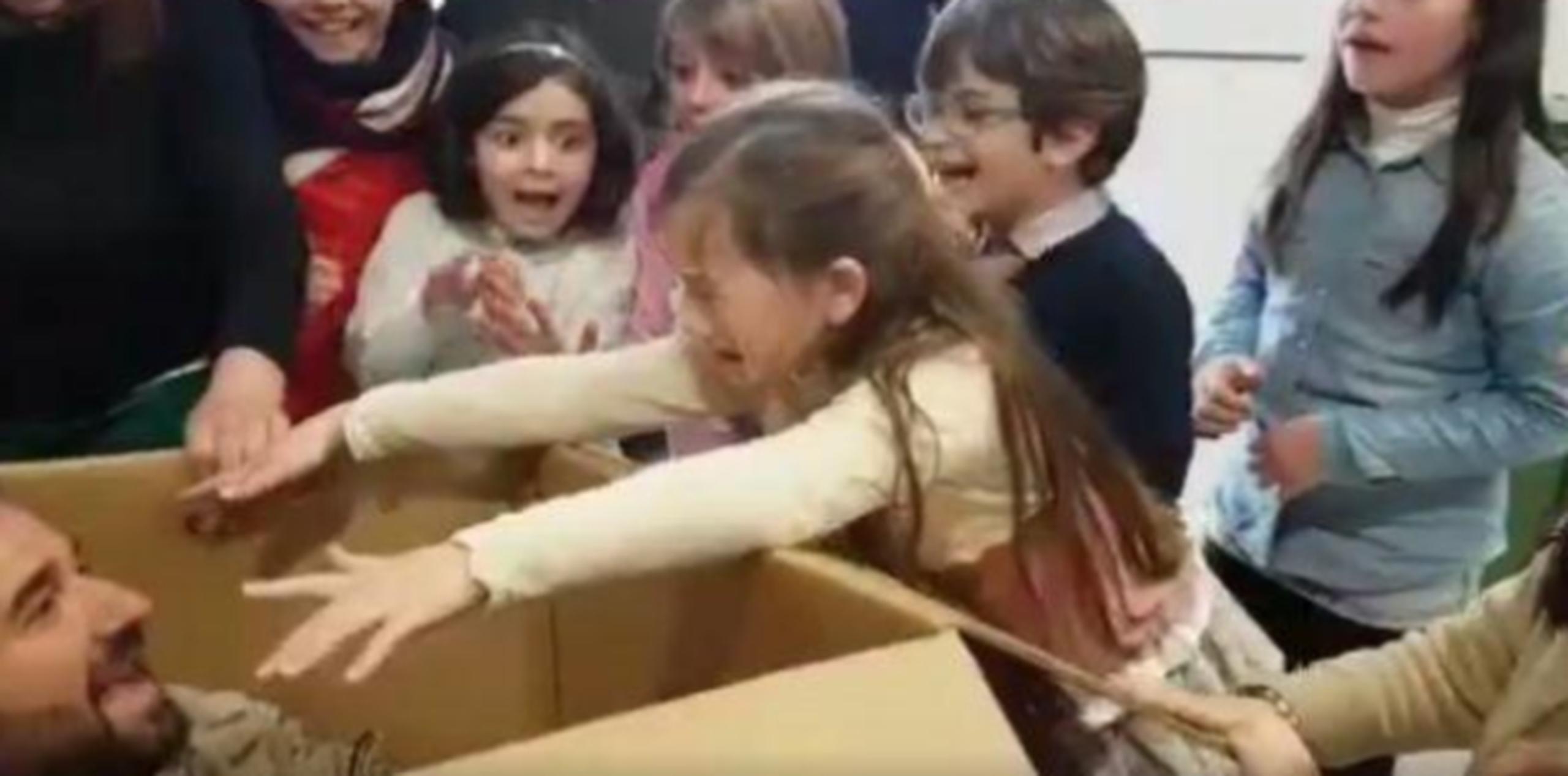 La pequeña se acercó y, tras romper el papel y abrir la caja, se abalanzó sobre su padre y estalló en llanto. (Captura / YouTube)