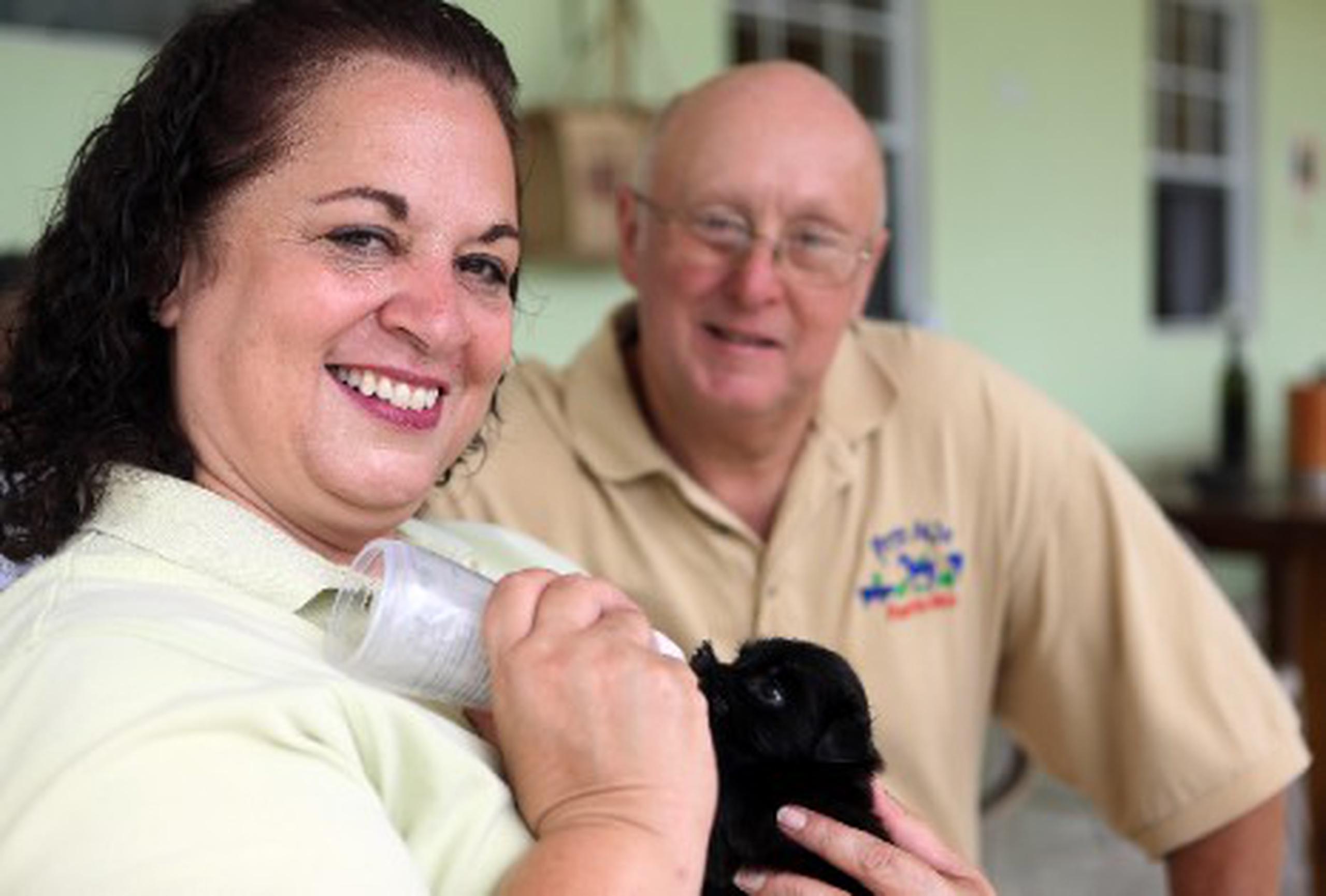 Joy Samelli Carson –en compañía de su esposo Ken– es la  directora ejecutiva de PAPR. En sus brazos, Joy sostiene a Happy, la cachorrita más joven del santuario.
jorge.ramirez@gfrmedia.com
