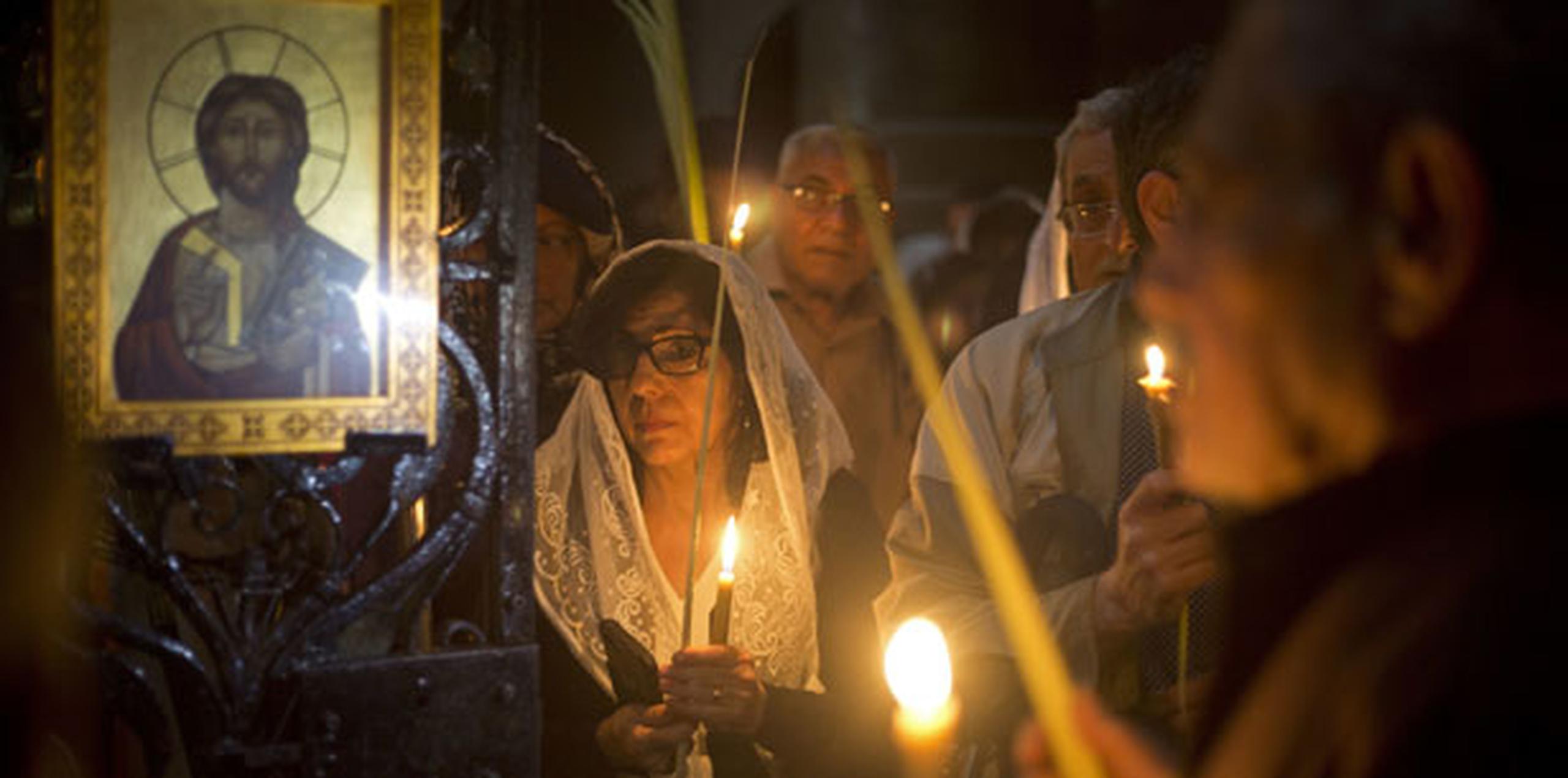 Los religiosos católicos asistieron a servicios mientras los cristianos ortodoxos celebraban el Domingo de Ramos. (AP)