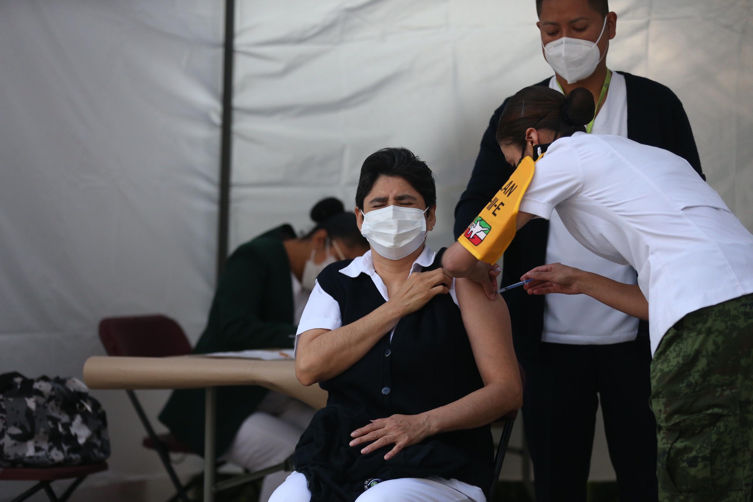 Personal médico recibe hoy la vacuna de Pfizer contra la covid-19, en Ciudad de México.