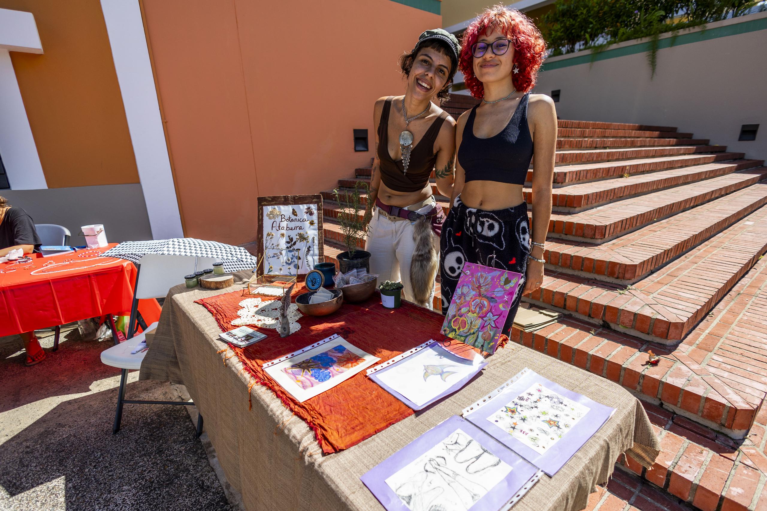 Daniela Peña y Alexandra Pérez, de Botánica Atabeira, en el mercado estudiantil

Xavier Garcia / Fotoperiodista 