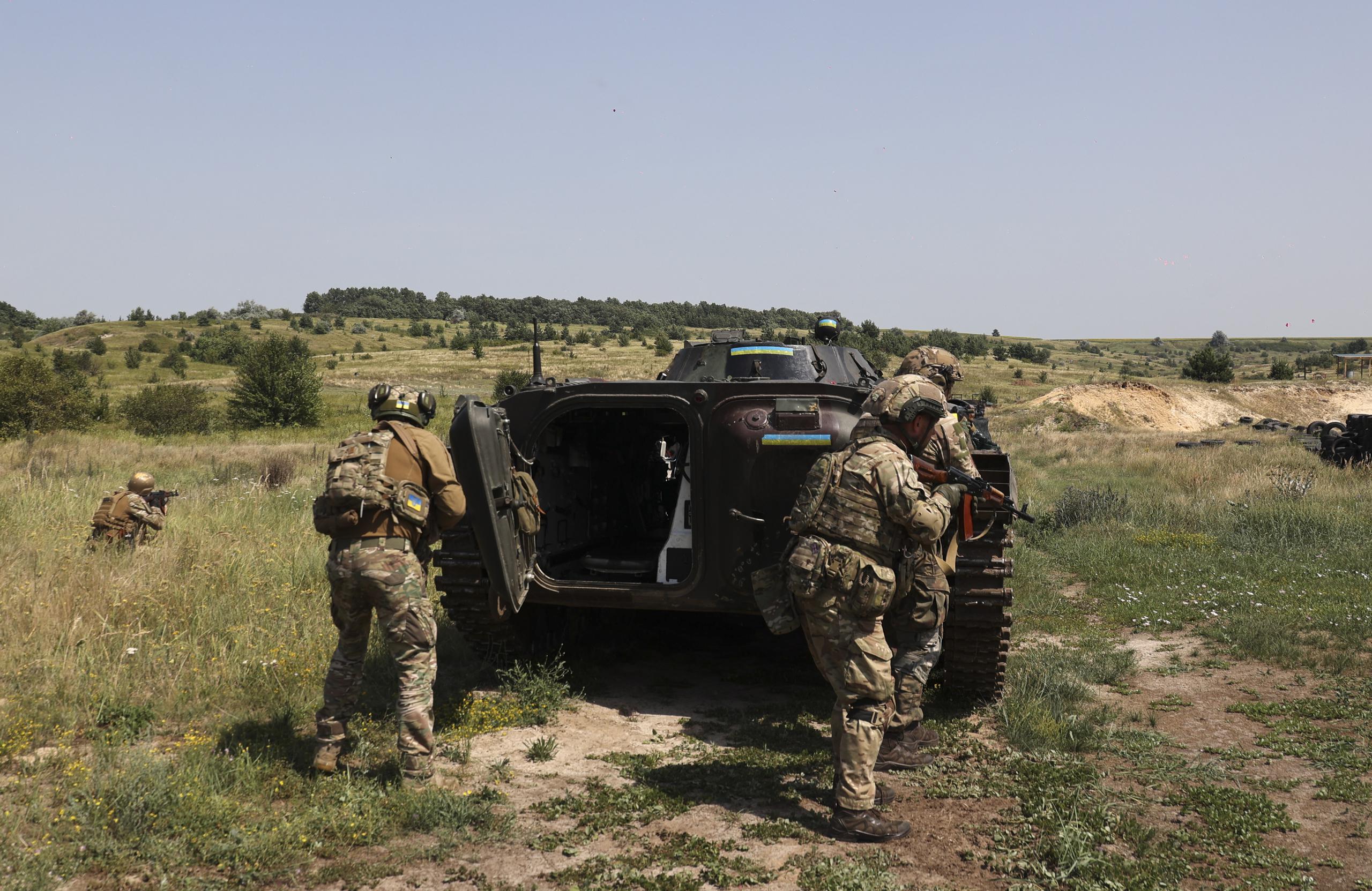 Según el jefe de las fuerzas terrestres ucranianas, Oleksandr Sirski, Ucrania repele “cada día numerosos asaltos rusos”.
(EFE/EPA/SERGEY KOZLOV)