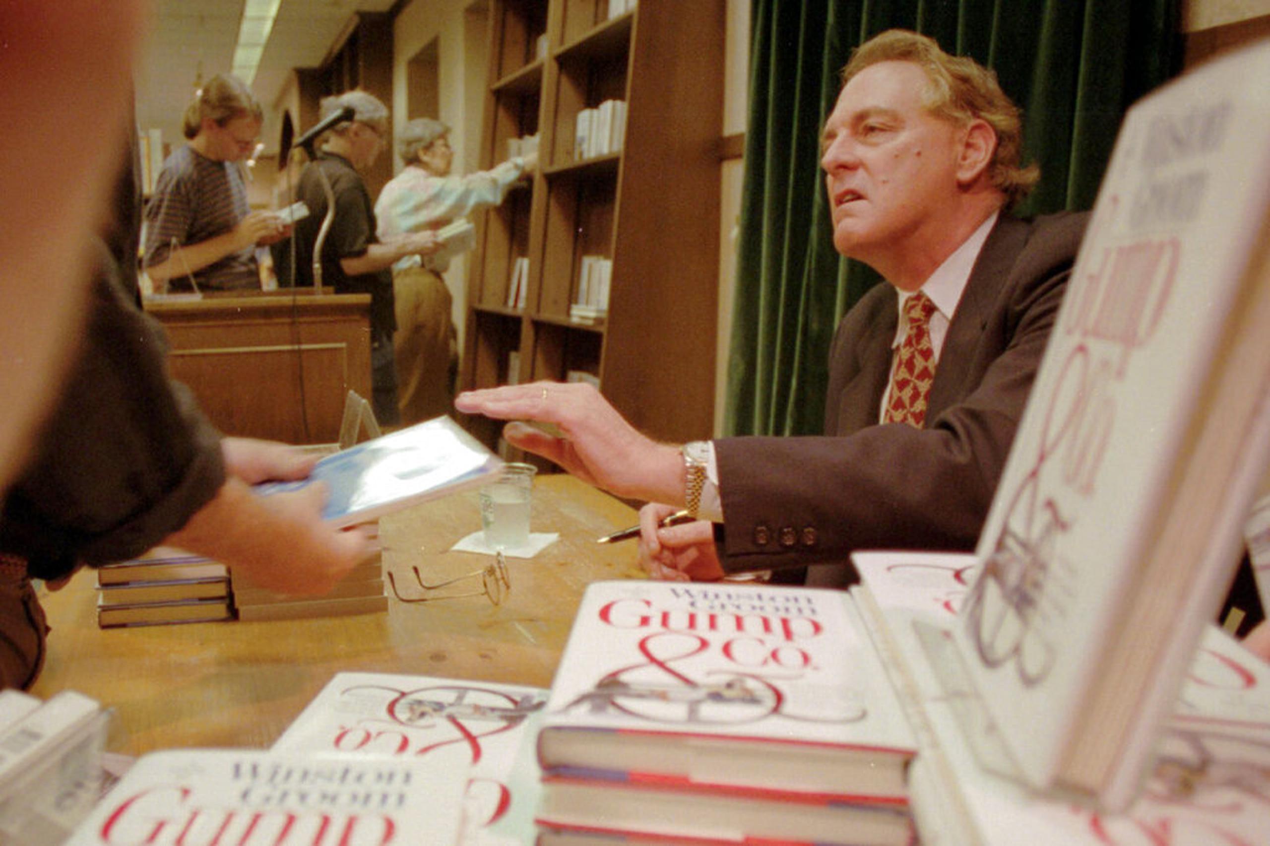 Winston Groom firma copias de la secuela "Gump & Co." en una librería de la ciudad de Nueva York el 21 de agosto de 1995.