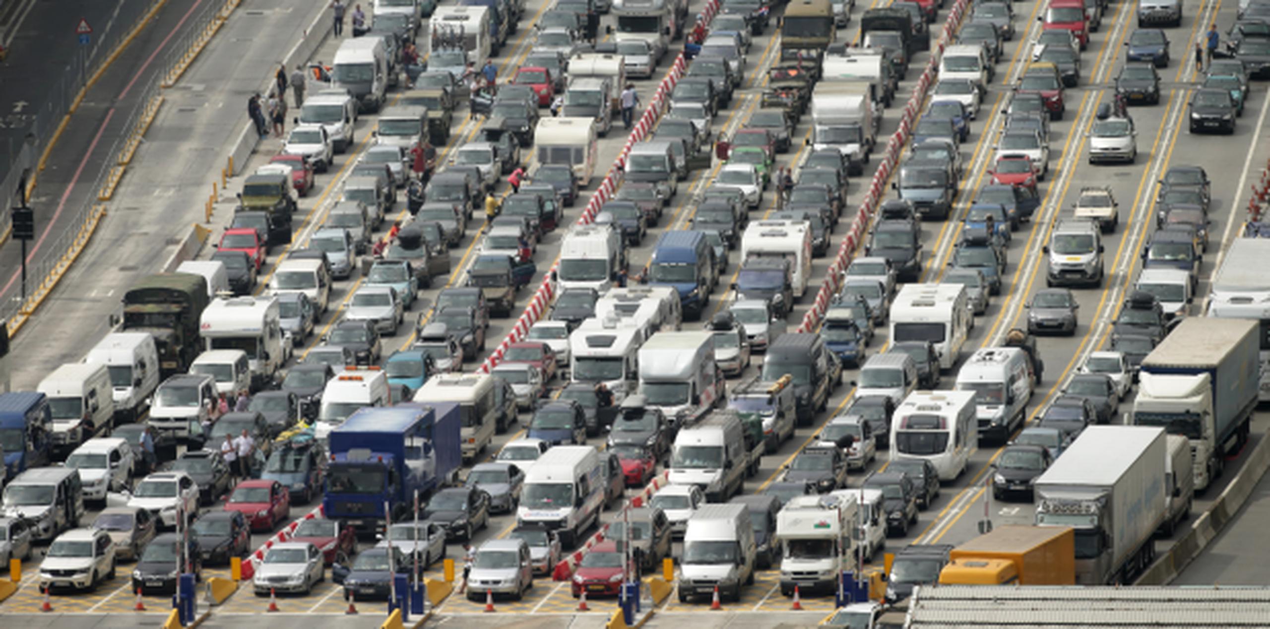 Algunos conductores se quejaron de pasar 15 horas en fila ante la demora en los procedimientos de seguridad. (Yui Mok / PA vía AP)