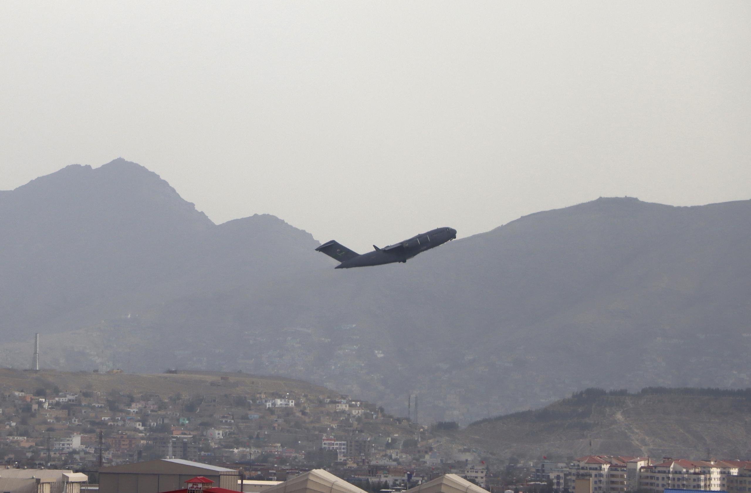 Un avión militar estadounidense despega del Aeropuerto Internacional Hamid Karzai, en Kabul, Afganistán.
