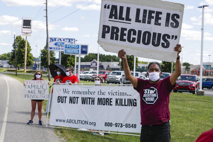 Manifestantes protestaron ayer en contra de la pena de muerte en Terre Haute, Indiana, donde se retomaron las ejecuciones federales con la muerte del convicto Daniel Lewis Lee.