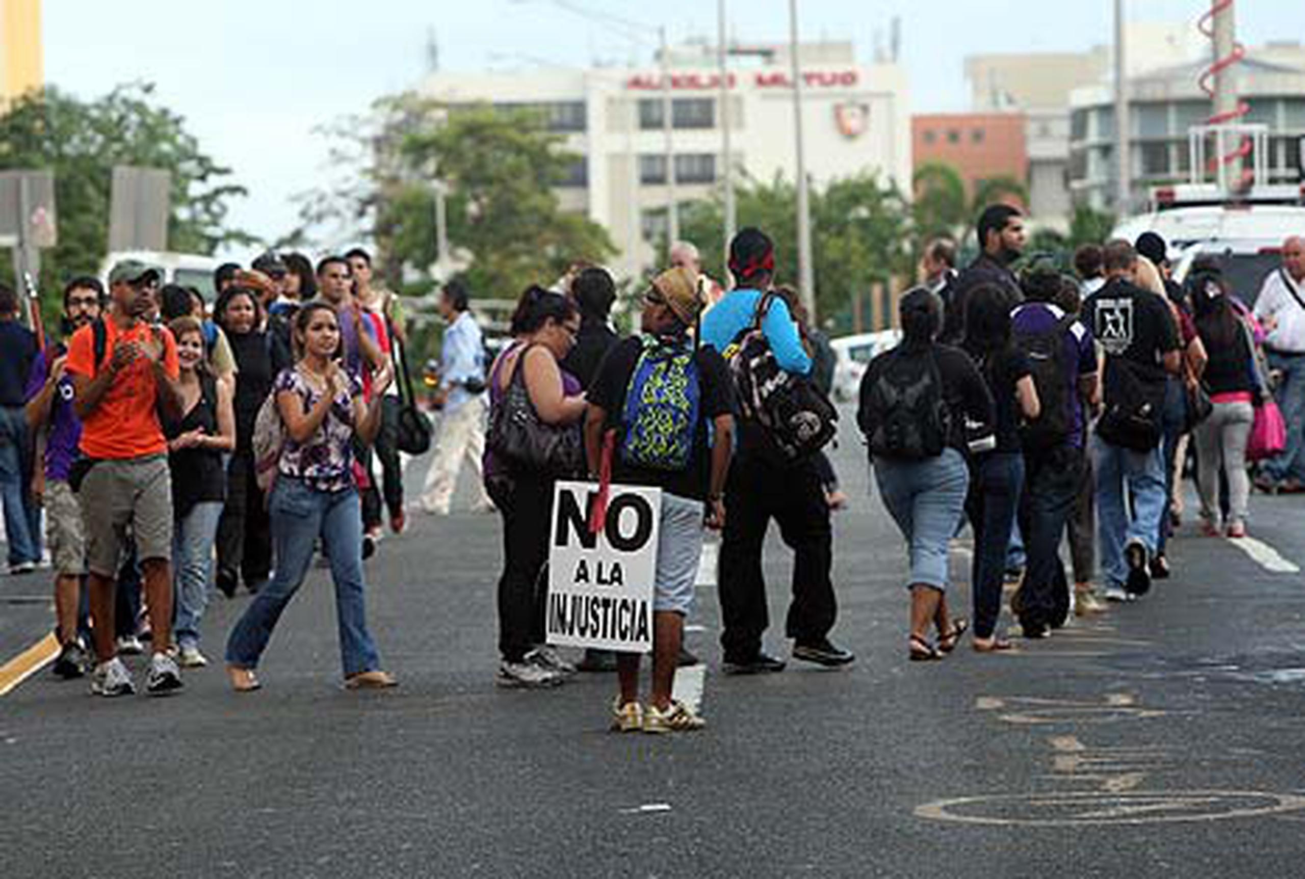 La Policía entró de forma preventiva al recinto de Río Piedras. A las 8:00 de la mañana los estudiantes iniciaron un piquete frente a Plaza Universitaria. (Primera Hora/Andre Kang)