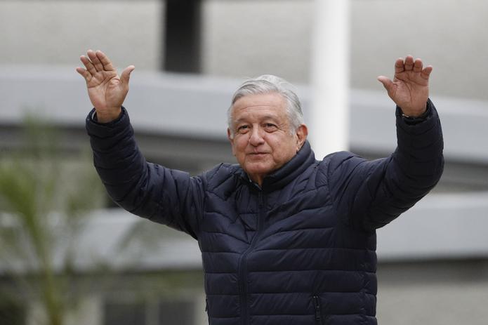 El presidente mexicano Andrés Manuel López Obrador saluda a simpatizantes.