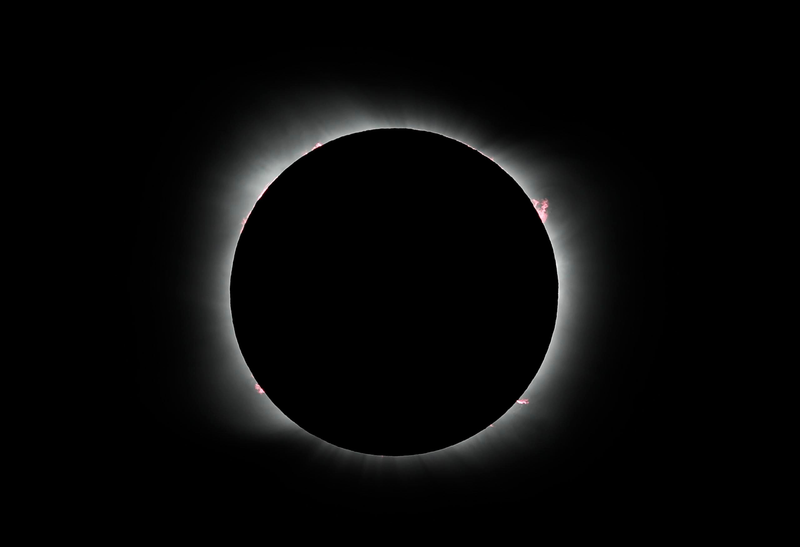 Un eclipse solar ocurre cuando la luna tapa al sol en su ubicación con respecto a la tierra.