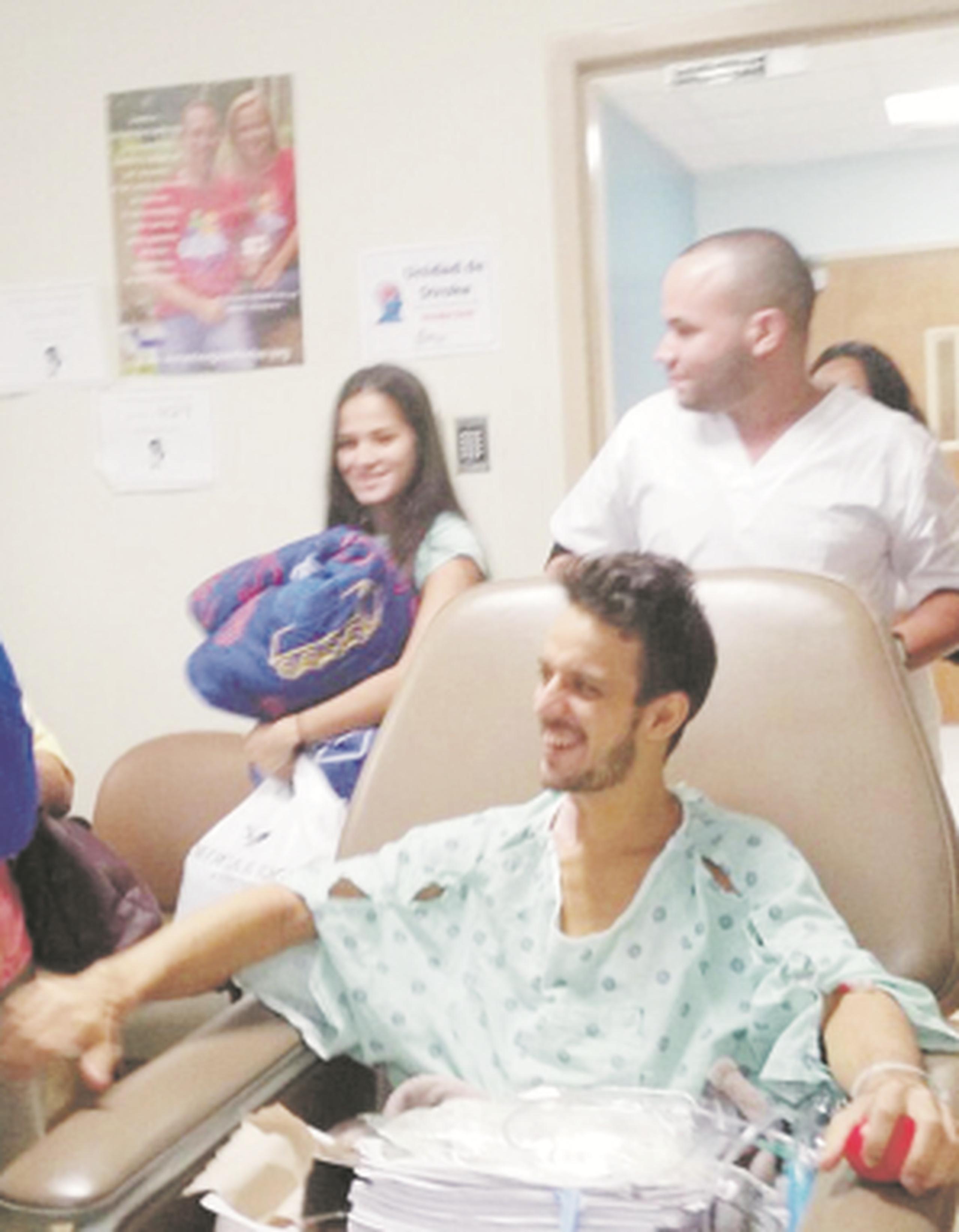 El joven paciente de 26 años, que nunca perdió la conciencia en su proceso de recuperación, celebró el milagro de su vida tras salir del Hospital San Pablo de Bayamón. (Suministrada)