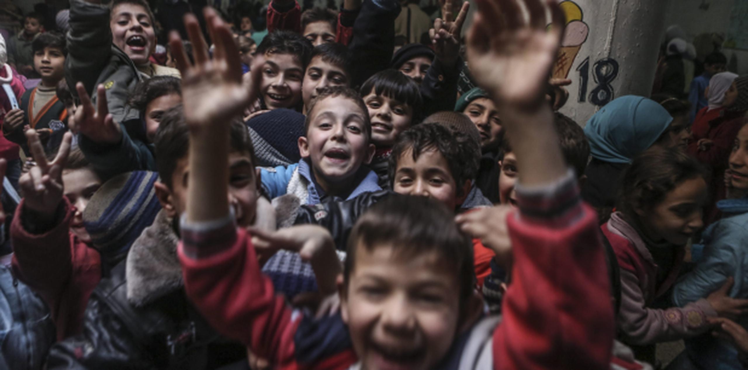 Un grupo de niños luce feliz la semana pasada en una escuela en Siria. (EFE)
