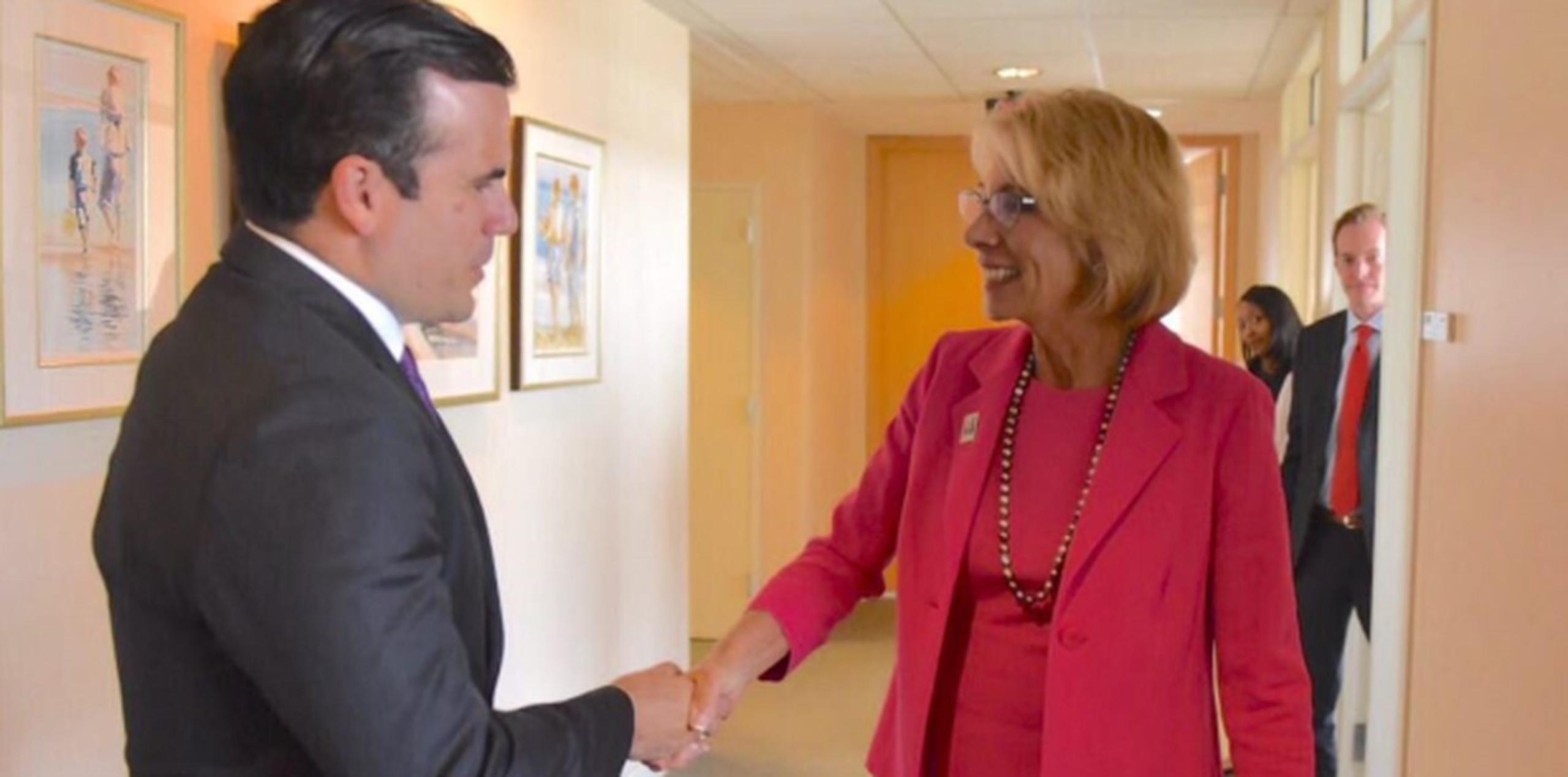 El gobernador Ricardo Rosselló mientras saludaba a la secretaria de Educación de los Estados Unidos, Betsy DeVos (Twitter / @ricardorossello)