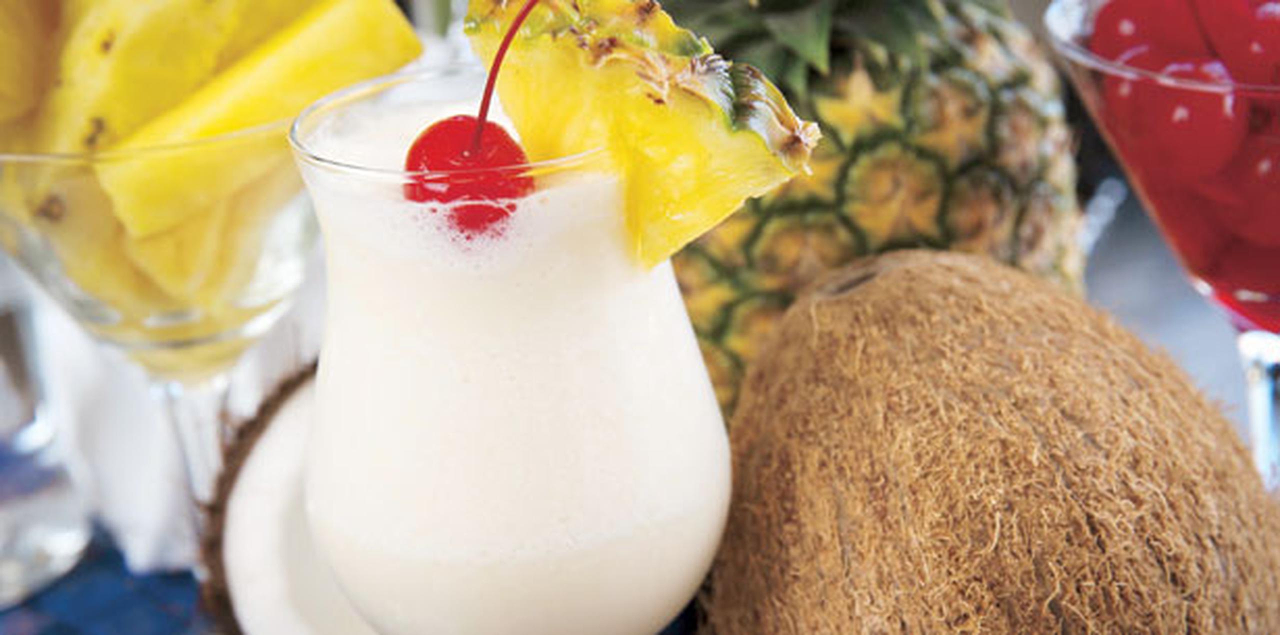 La piña colada fue nombrada "Bebida Nacional de Puerto Rico" en 1978 y se considera uno de los diez cocteles preferidos a nivel mundial. (Archivo)