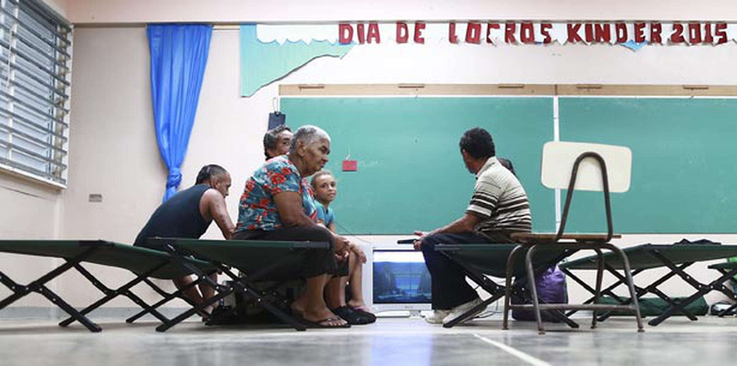 Seis personas, incluyendo un menor de edad, figuraron entre los primeros que llegaron a la escuela María T. Delgado. (angel.rivera@gfrmedia.com)