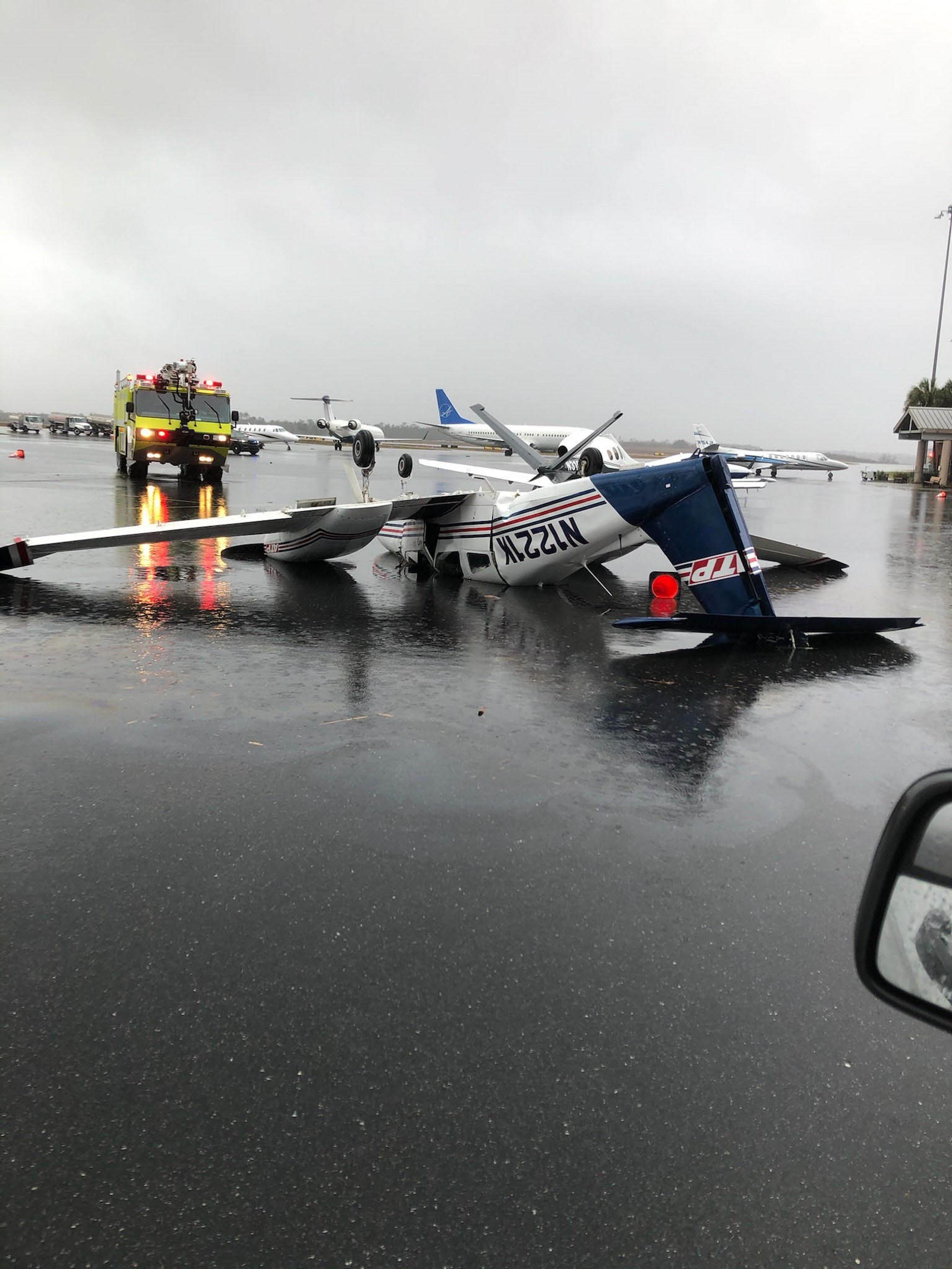 Una avioneta destrozada por un tornado volcada en la pista del Aeropuerto Internacional de Tallahassee (TLH) en Florida.